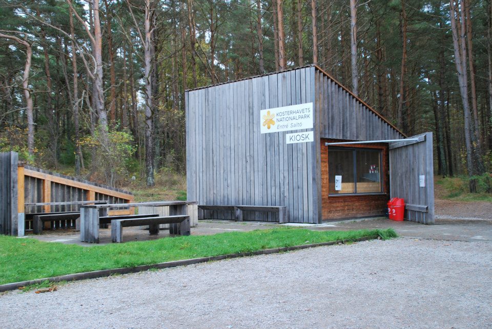 En kiosk vid entrén till Saltös naturreservat. 
