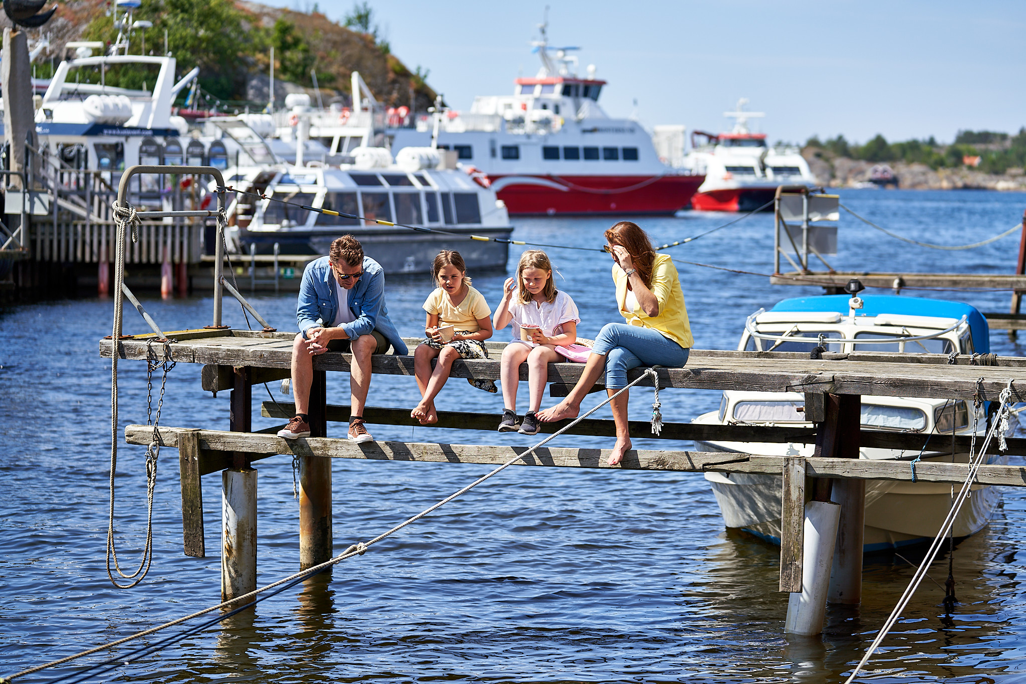 Familj på brygga i norra hamnen