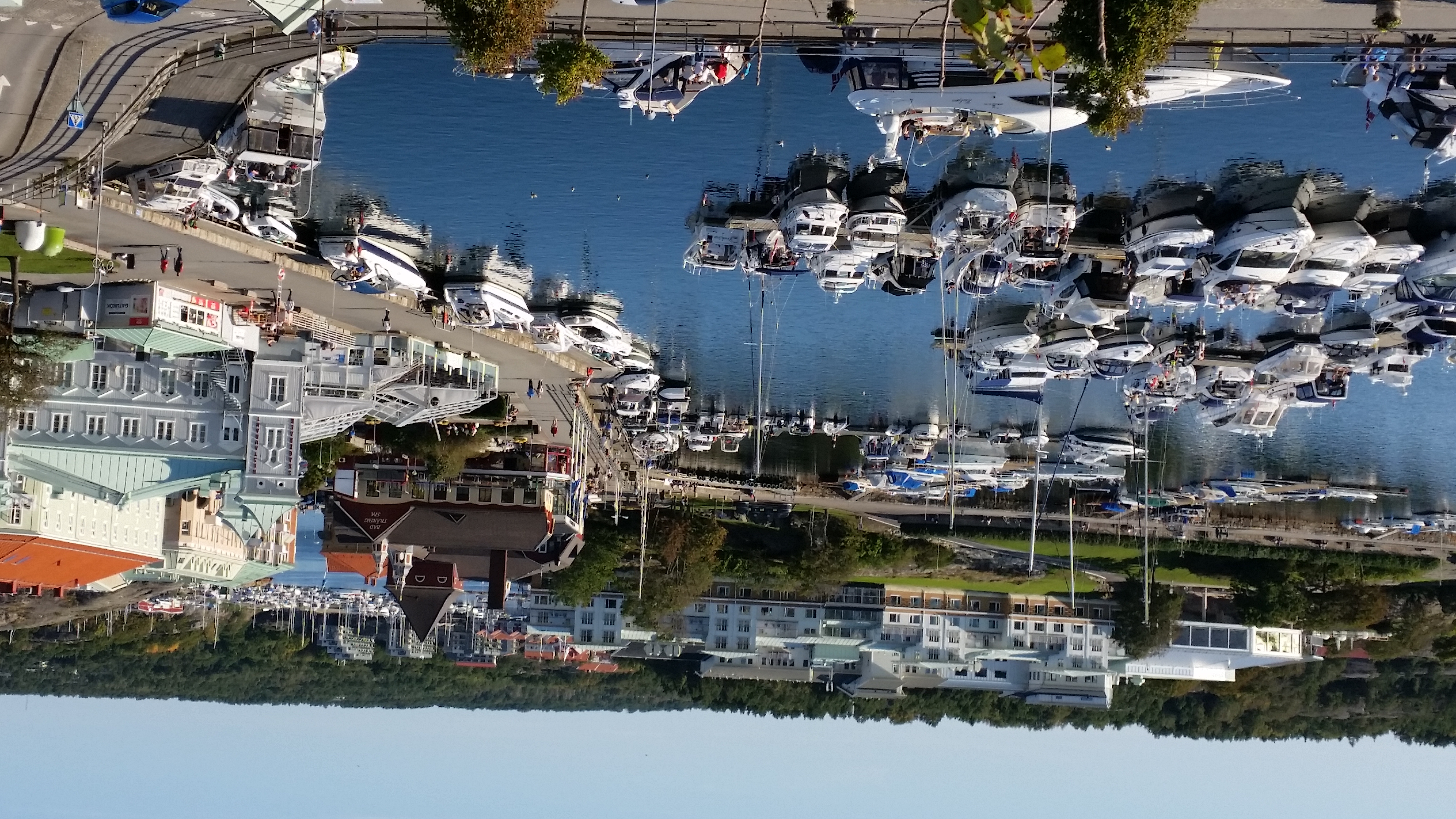 Guest harbor in central Strömstad with boats and buildings. 