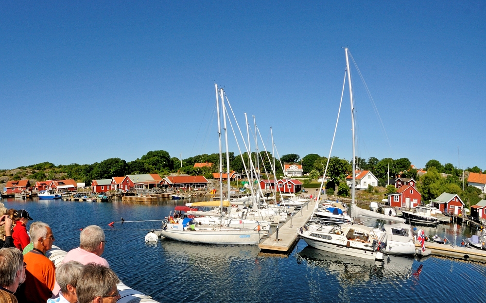 The Kosterferry is driving through Kostersundet, which is the inlet that separates the South and North Koster. 