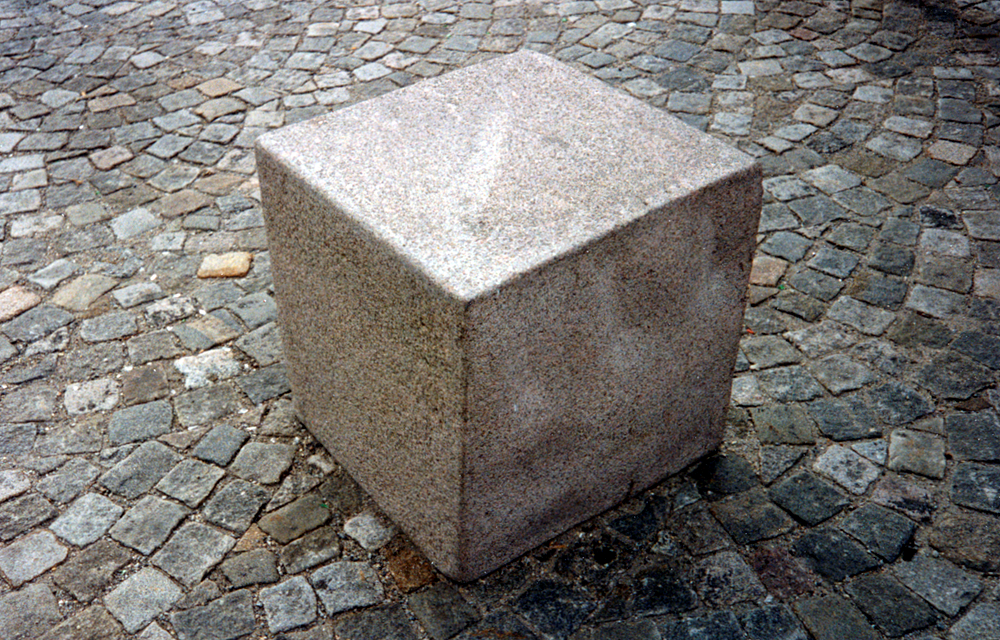 Granitskulptur Kuben, skapad av Thina Segerström år 1990 och finns på Oskarsplatsen.