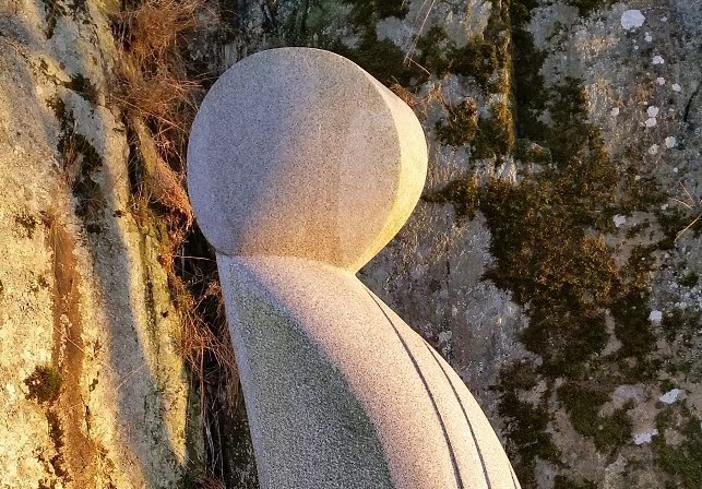Granitskulptur som föreställer fören på ett vikingaskepp, skapad av konstnären Hannes L Götz, 1990. 