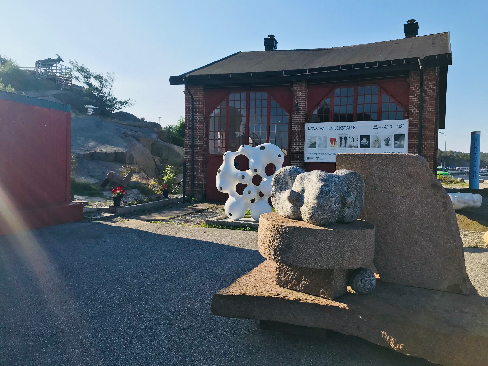 Sommarutställningen "REALISM?" vid Konsthallen Lokstallet