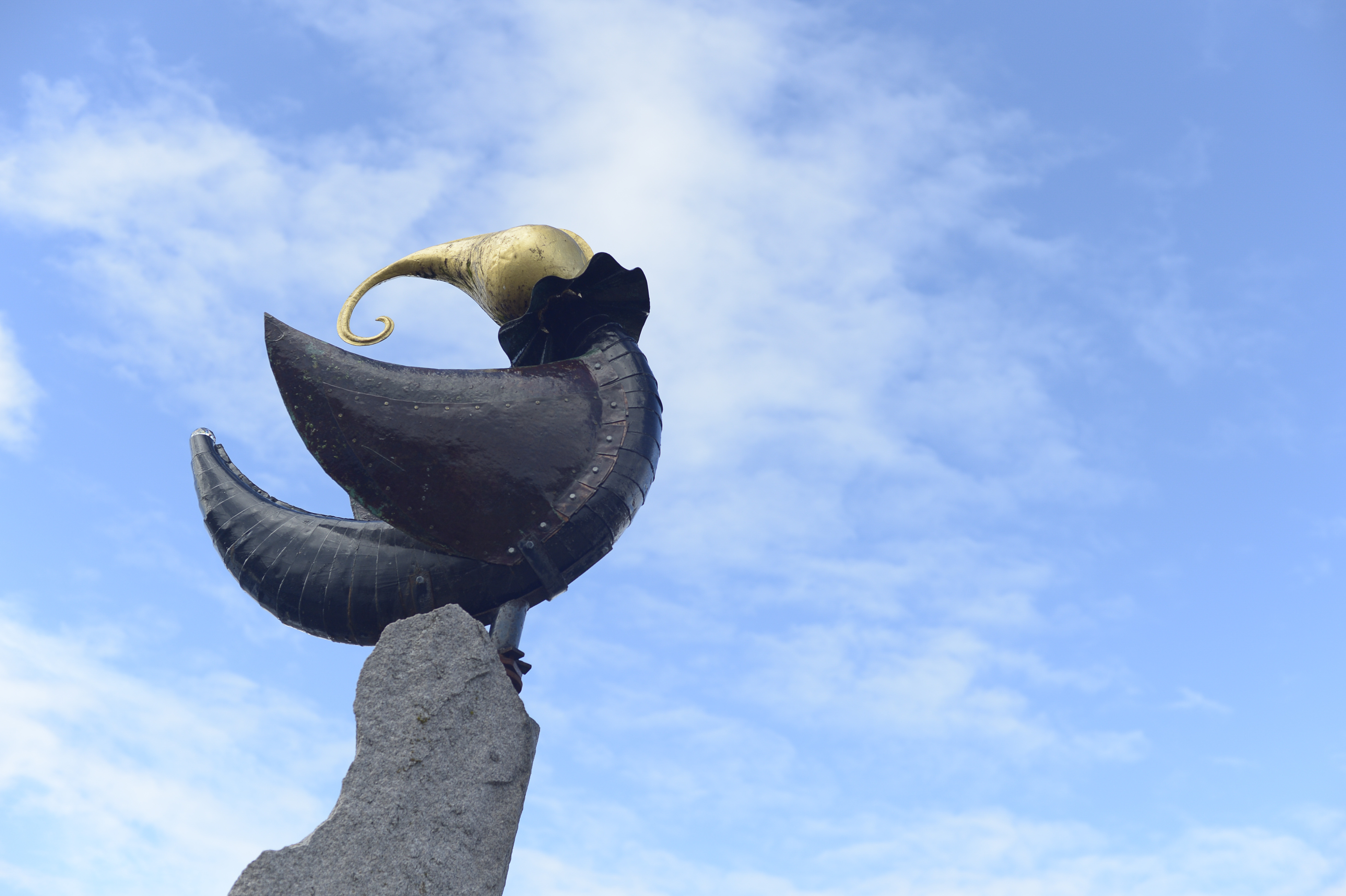 Kvinda, bronsstay vid norra hamnen föreställande ett havskryp