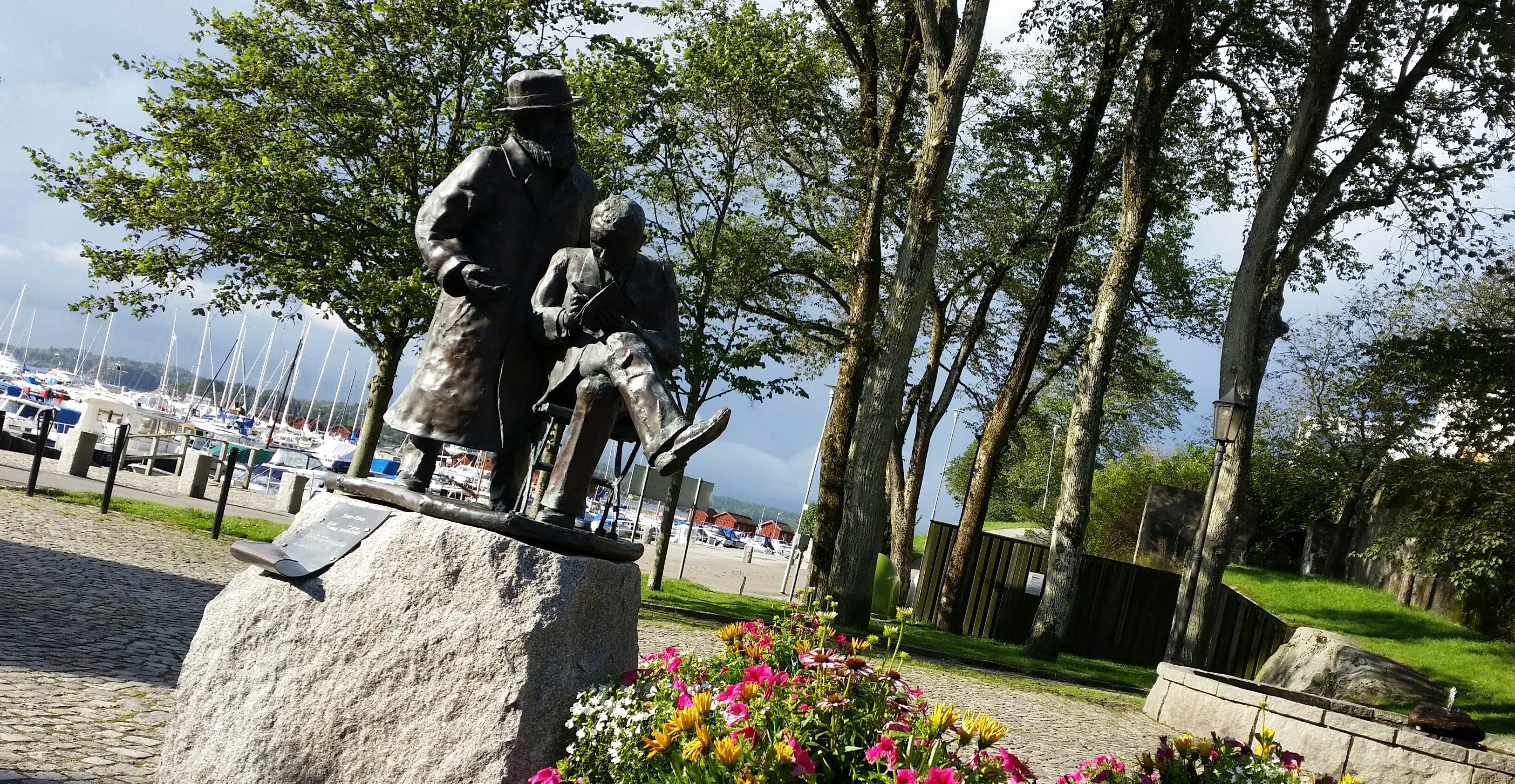 A bronze statue near Strömstad guest harbour.
