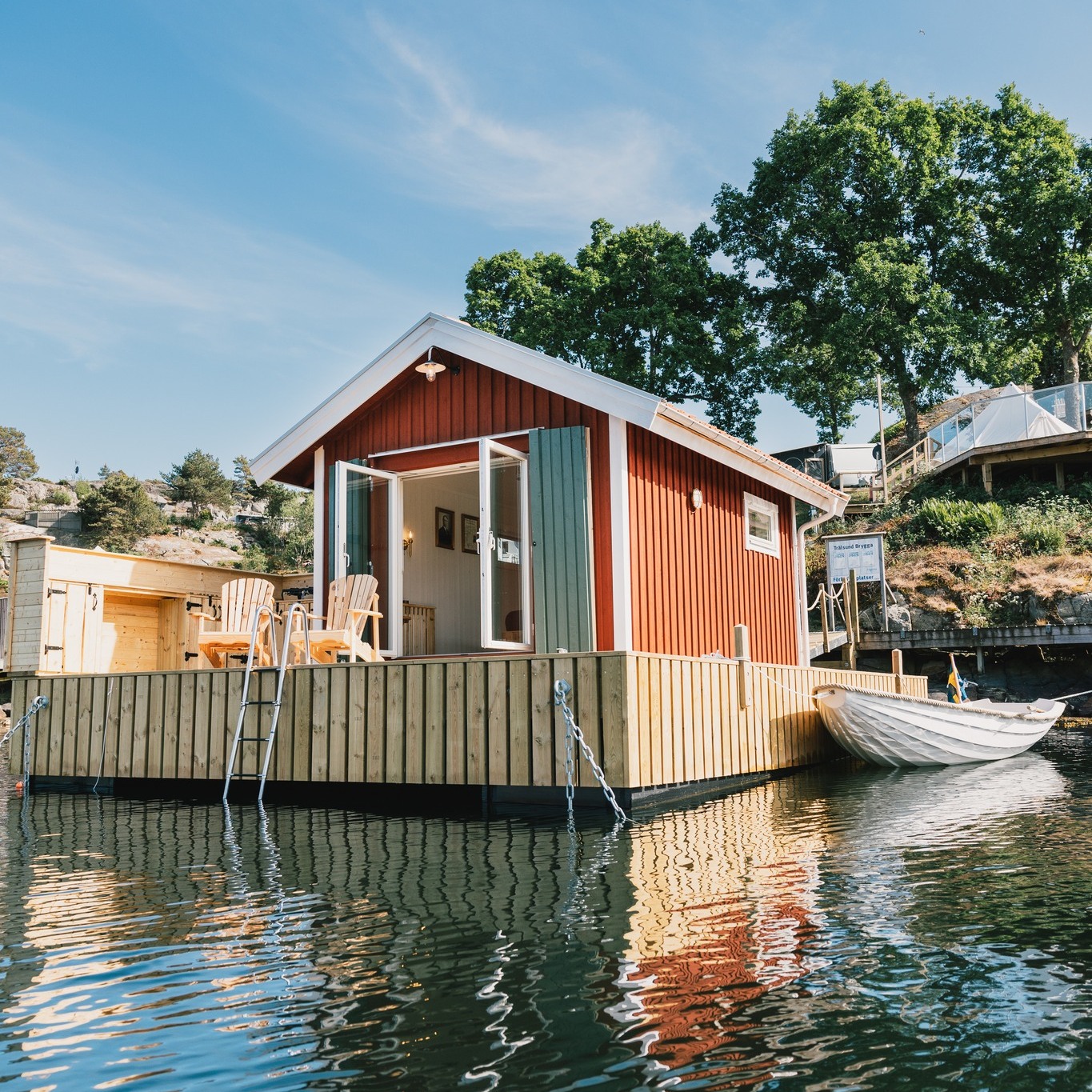 En flyttade sjöbod vid havet