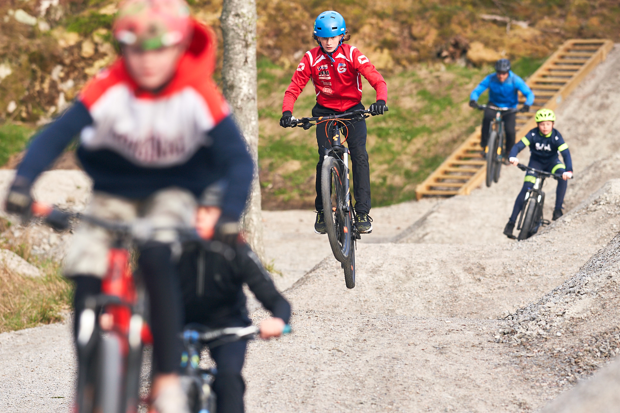 Barn som cyklar i Bikepark