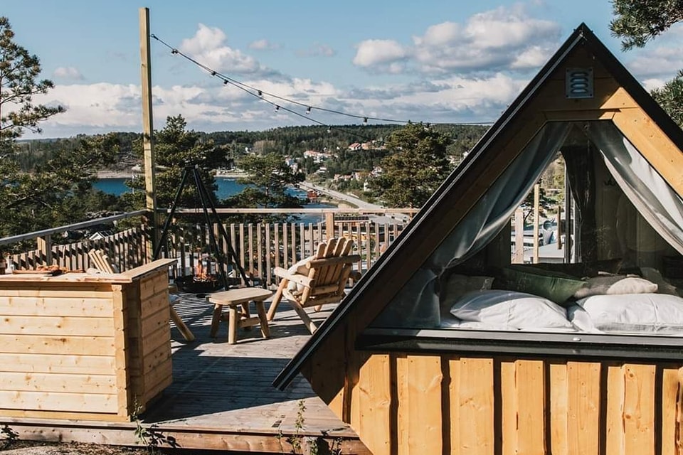 Trädkoja med utsikt över havet