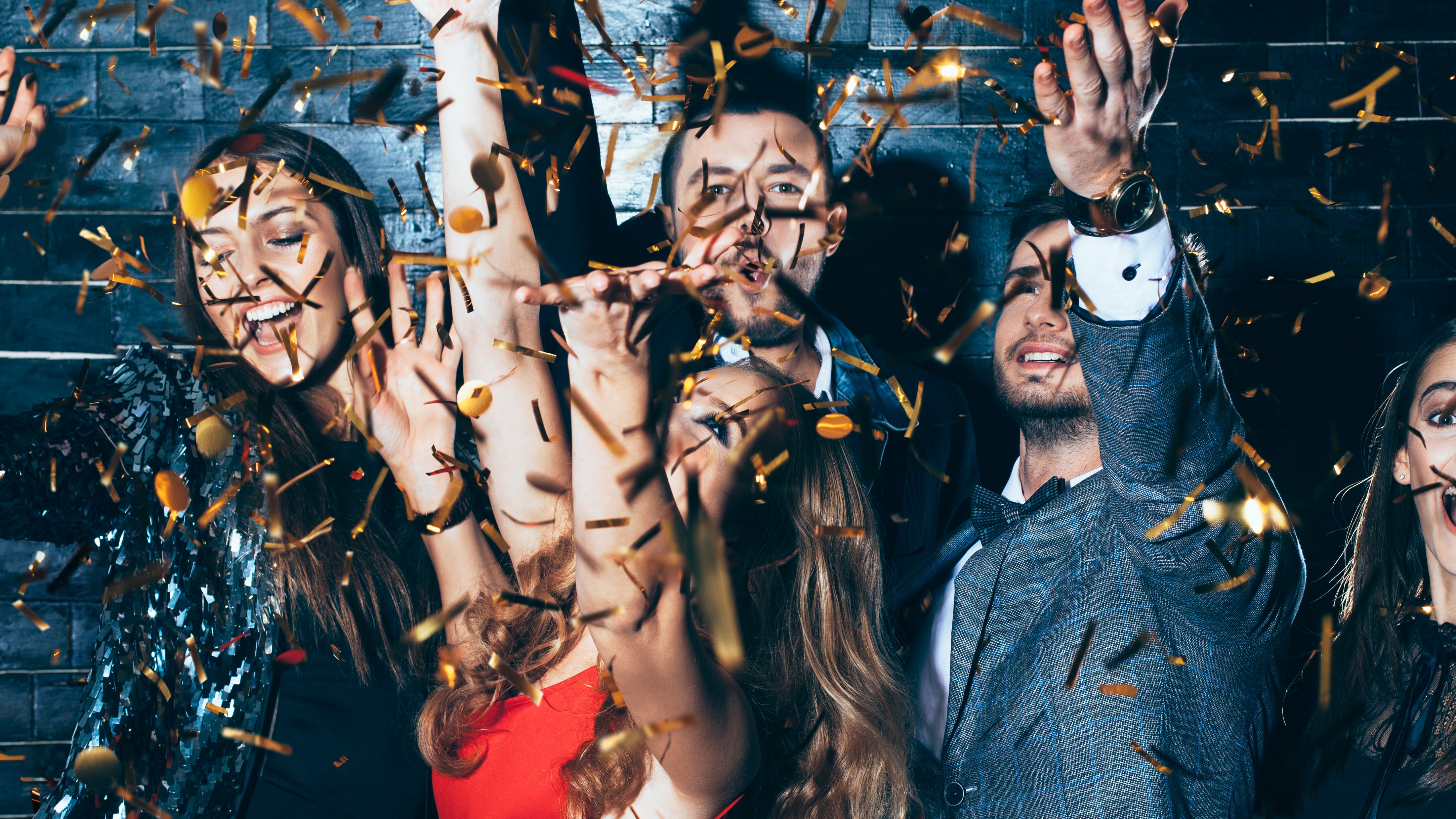 Människor firar nyårsfirande med konfetti 