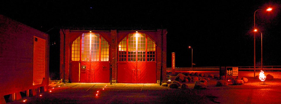 Konsthallen Lokstallet i kvällsljus 