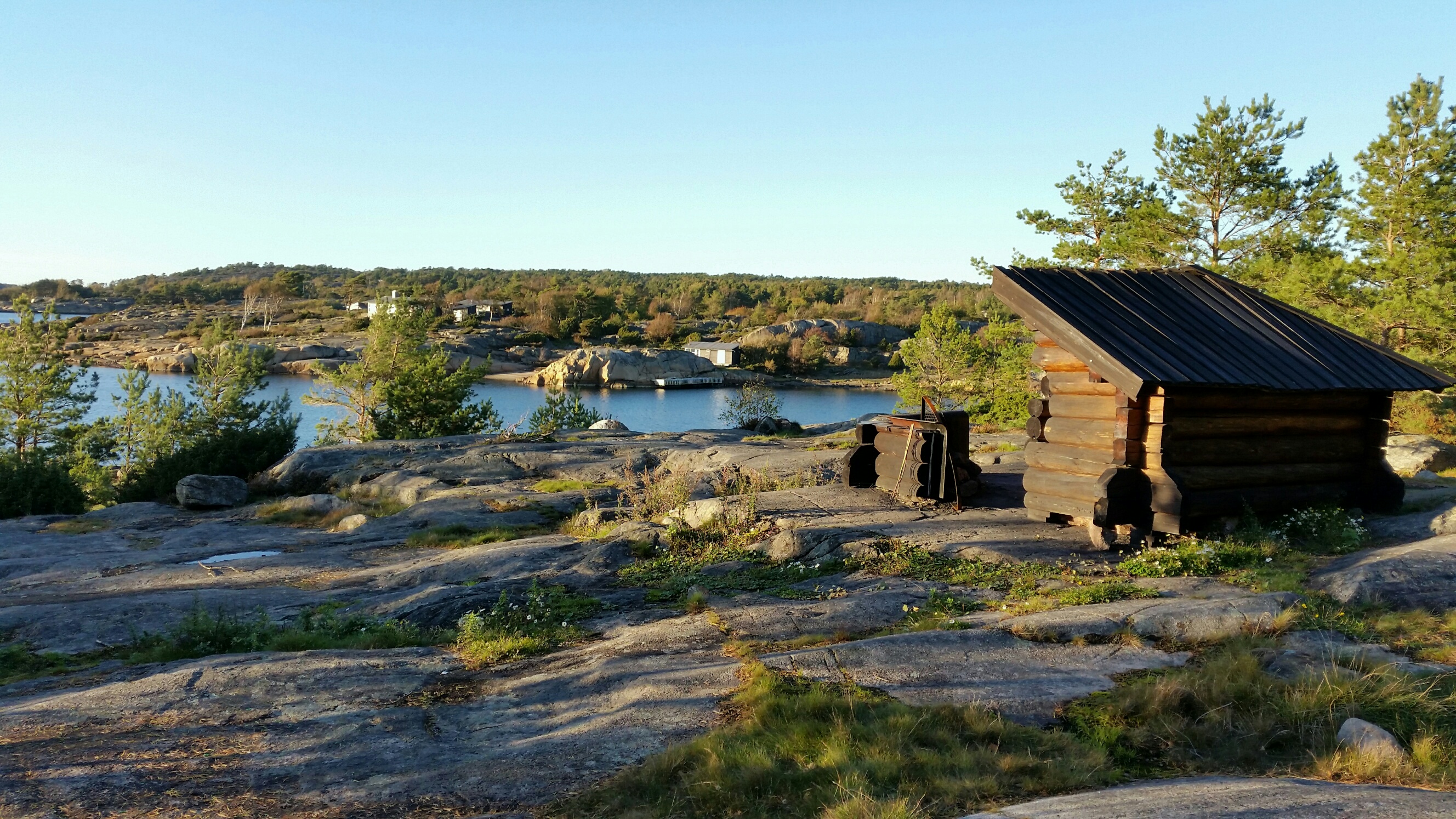 naturreservat Nötholmen med havsutsikt och ett vindskydd på berget