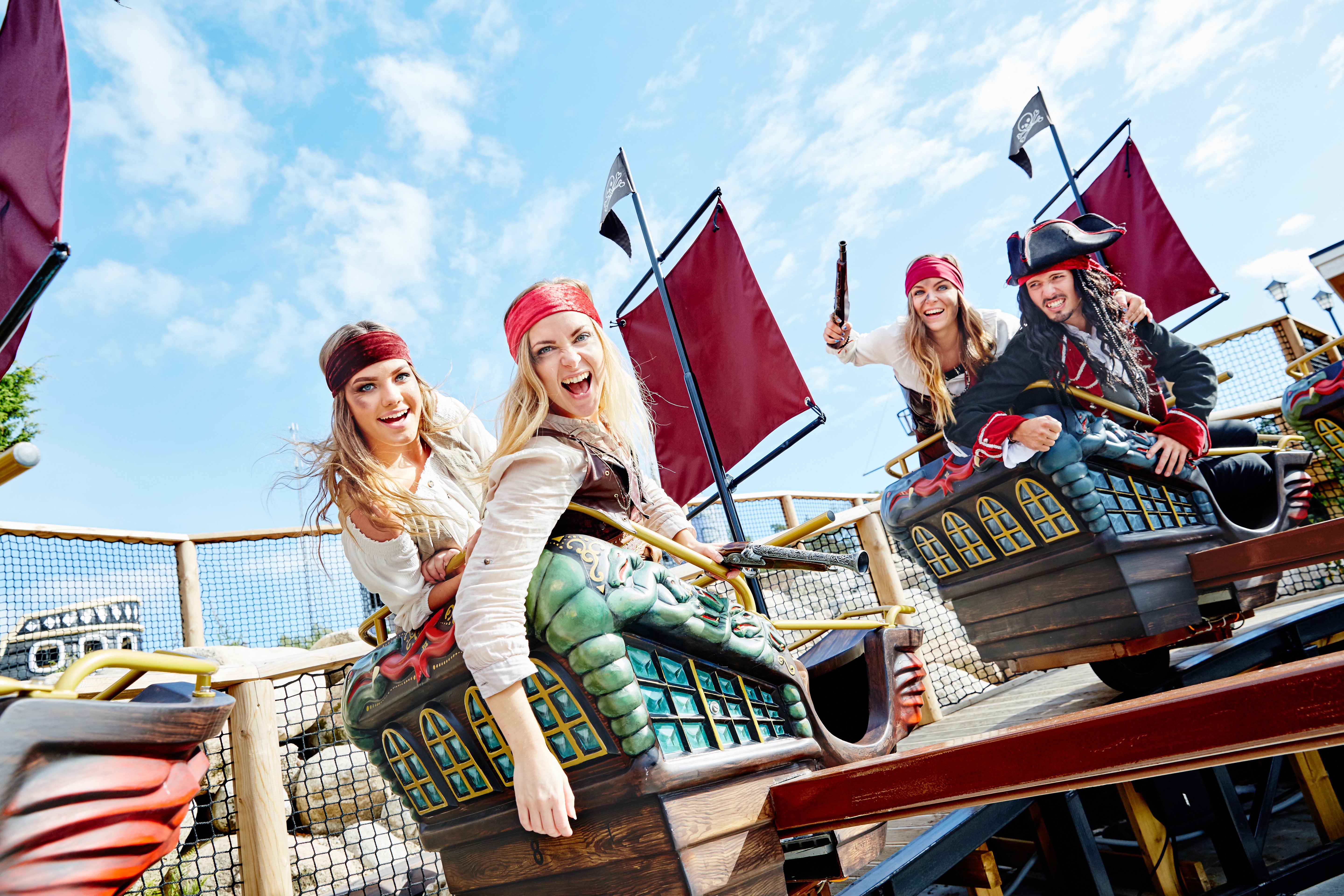 Pirater på Daftöland åker i en av attraktionerna i nöjesparken