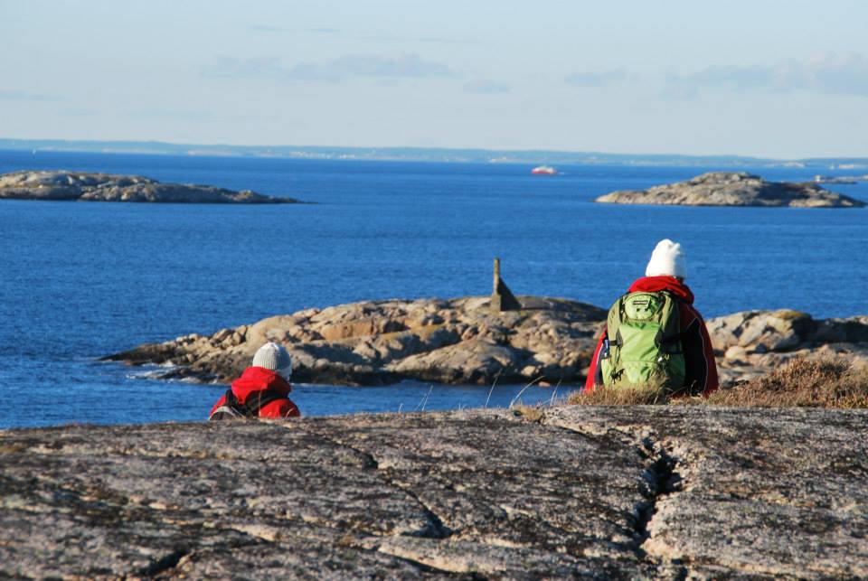 Kustnära vandring på klippor i naturreservatet Saltö med utsikt över Kosterhavet nationalpark. 