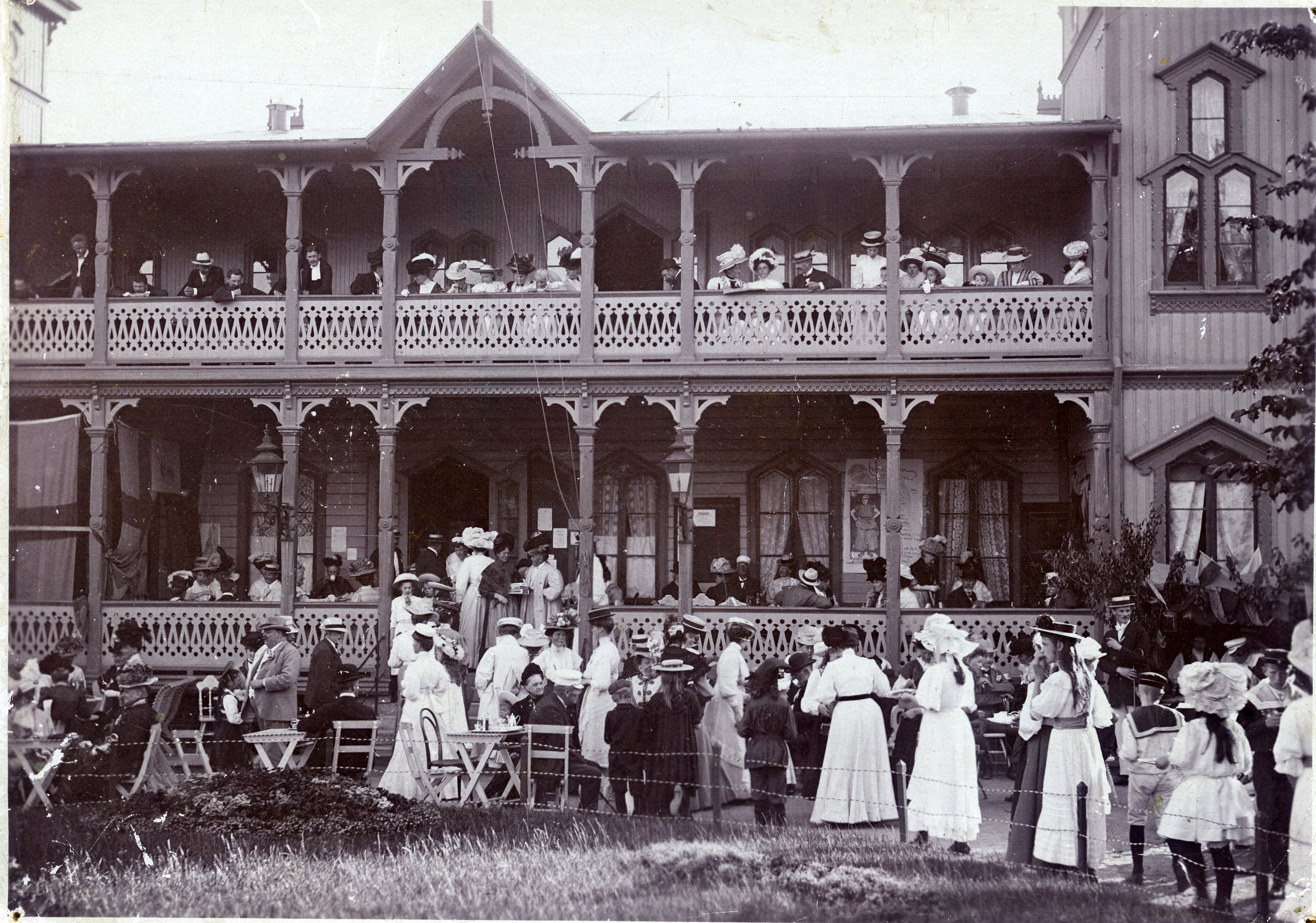 Gammalt svartvit foto av societetshuset Skagerack 