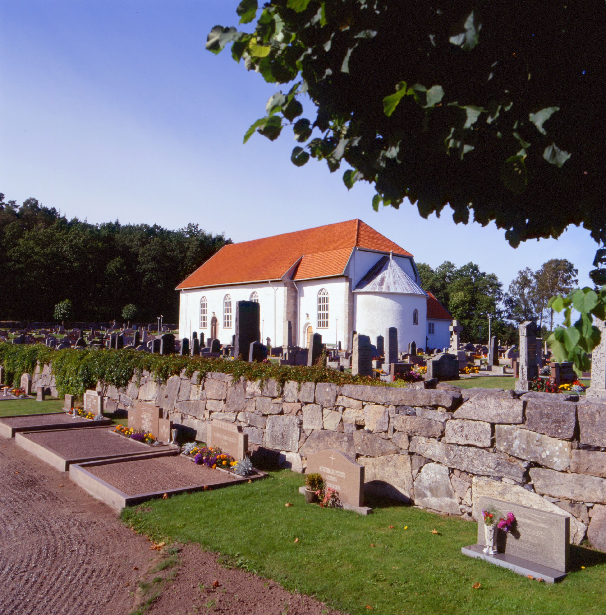 Skee kyrka, en av Bohusläns äldre kyrkor från 1100-talet.