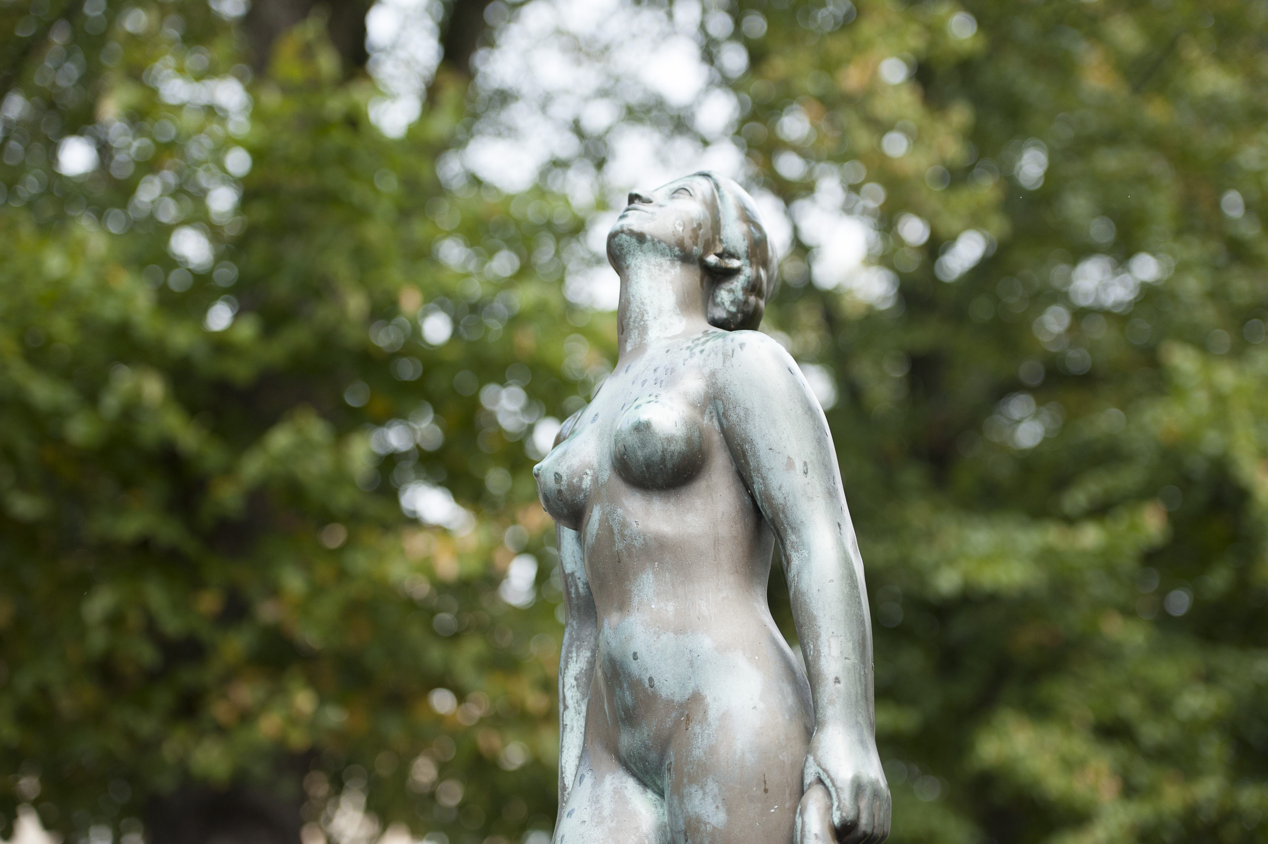 Bronsskulptur i Stadsparken, "Stjärntyderskan" - en nattbaderska som stigit upp från havet och blickar upp mot stjärnhimlen. Gjord av Strömstadskonstnären och skulptören Curt Hansson 1961.
