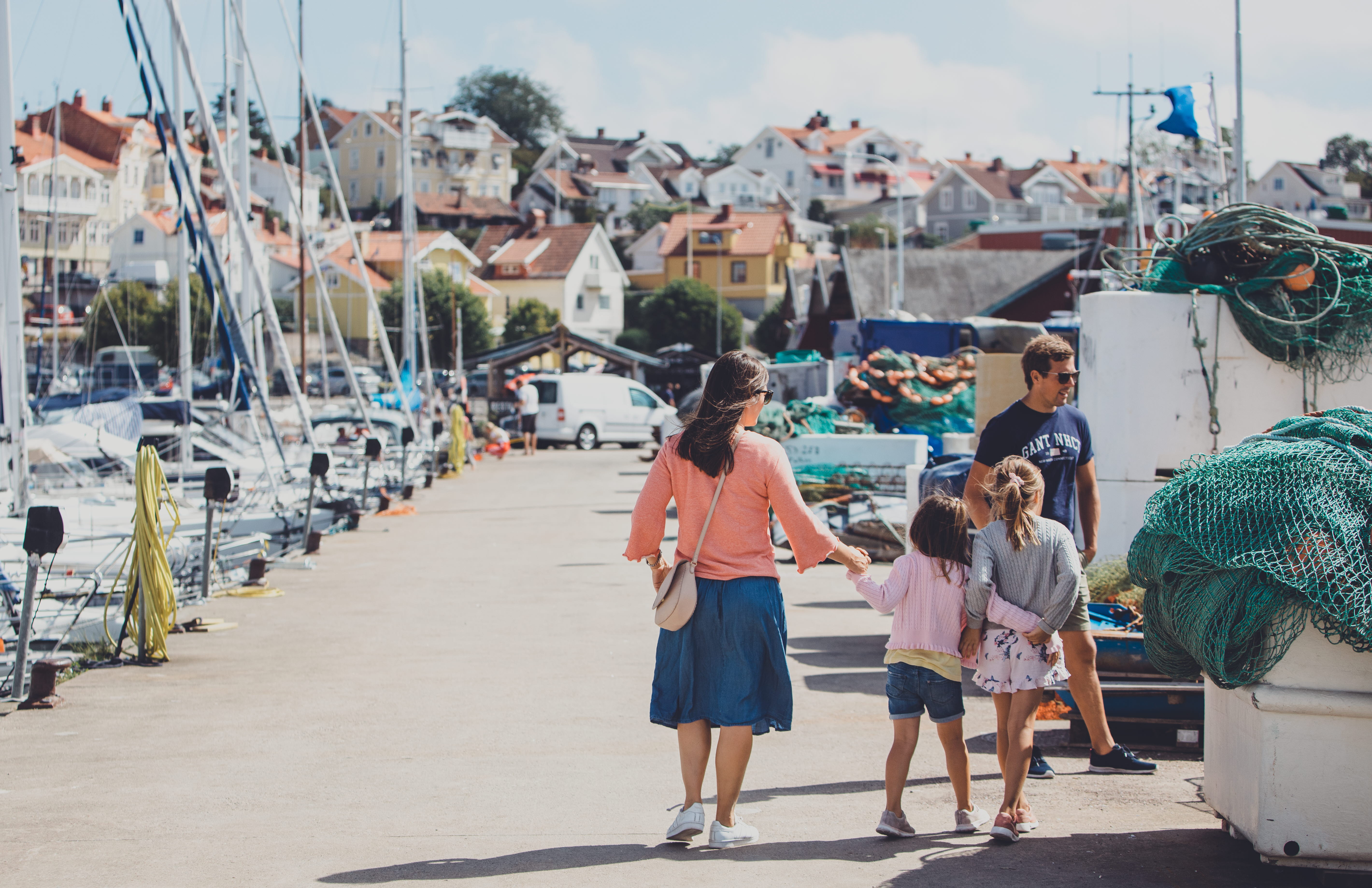 Barnfamilj promenerar ute på Torskholmen, Strömstads fiskehamn. 