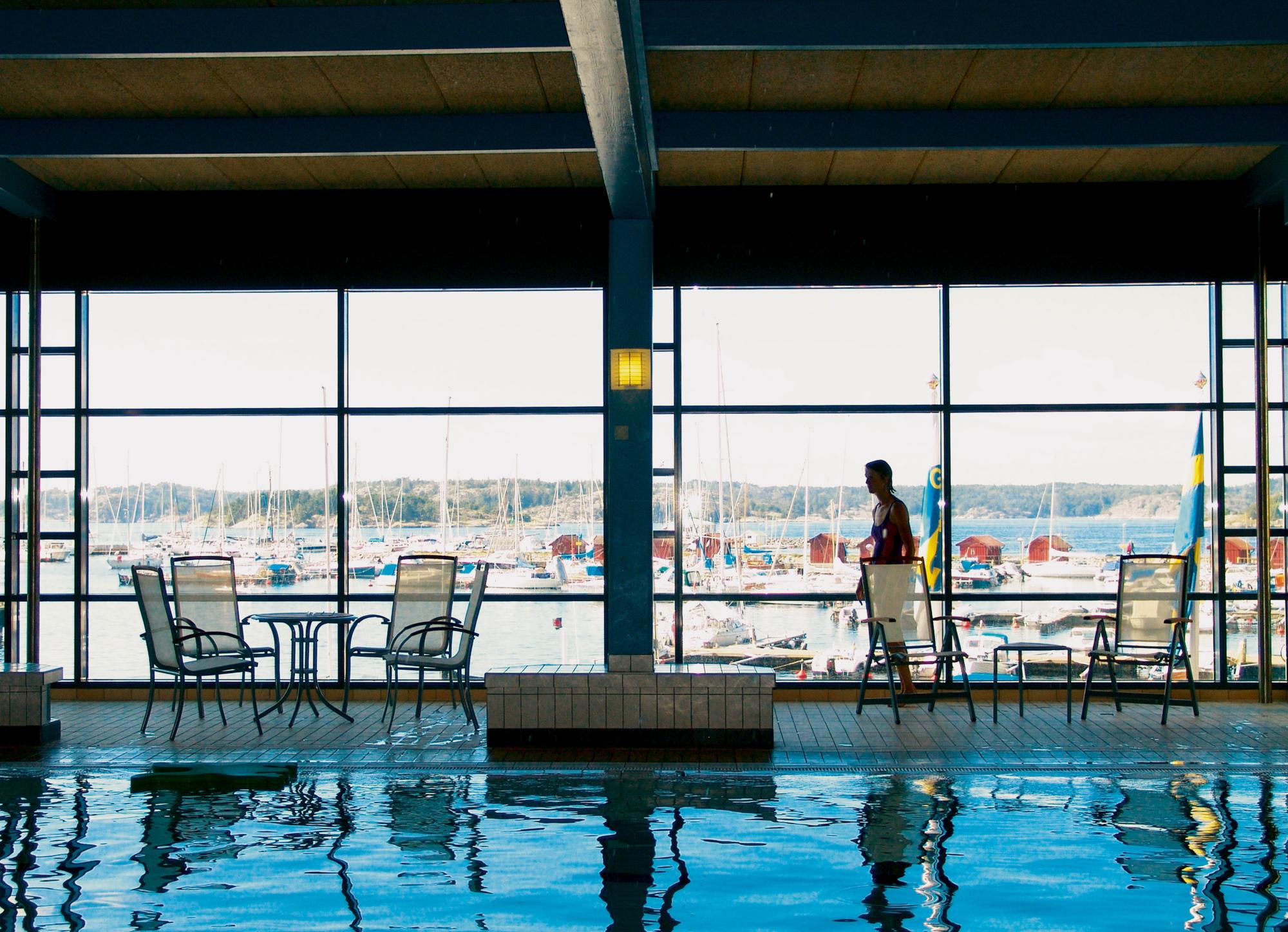 Inomhuspool på Strömstad badanstalt med stora panoramafönster  mot gästhamnen.