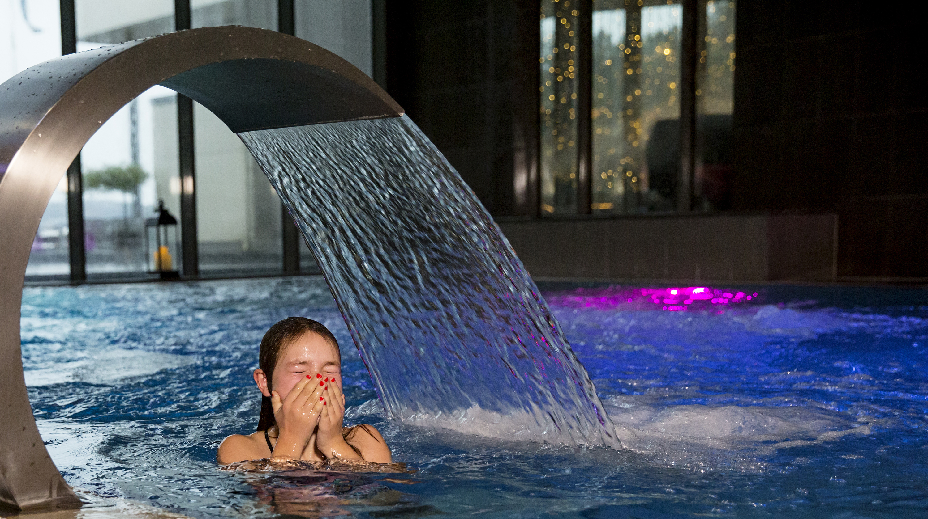 En flicka badar i polen på Strömstad Spa & resort