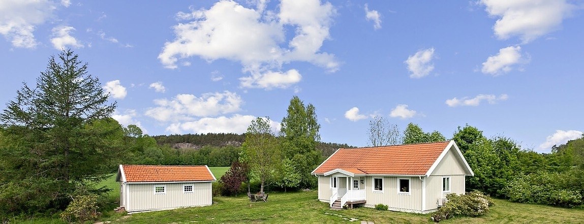 Lantligt hus nära Idefjorden