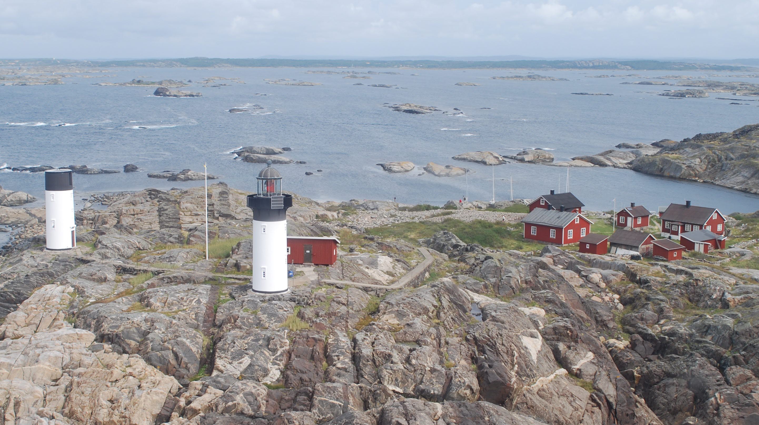 Flygbild över ön Ursholmen som ligger i Kosterhavets nationalpark med två fyrar och fyrvaktarbostäder. 