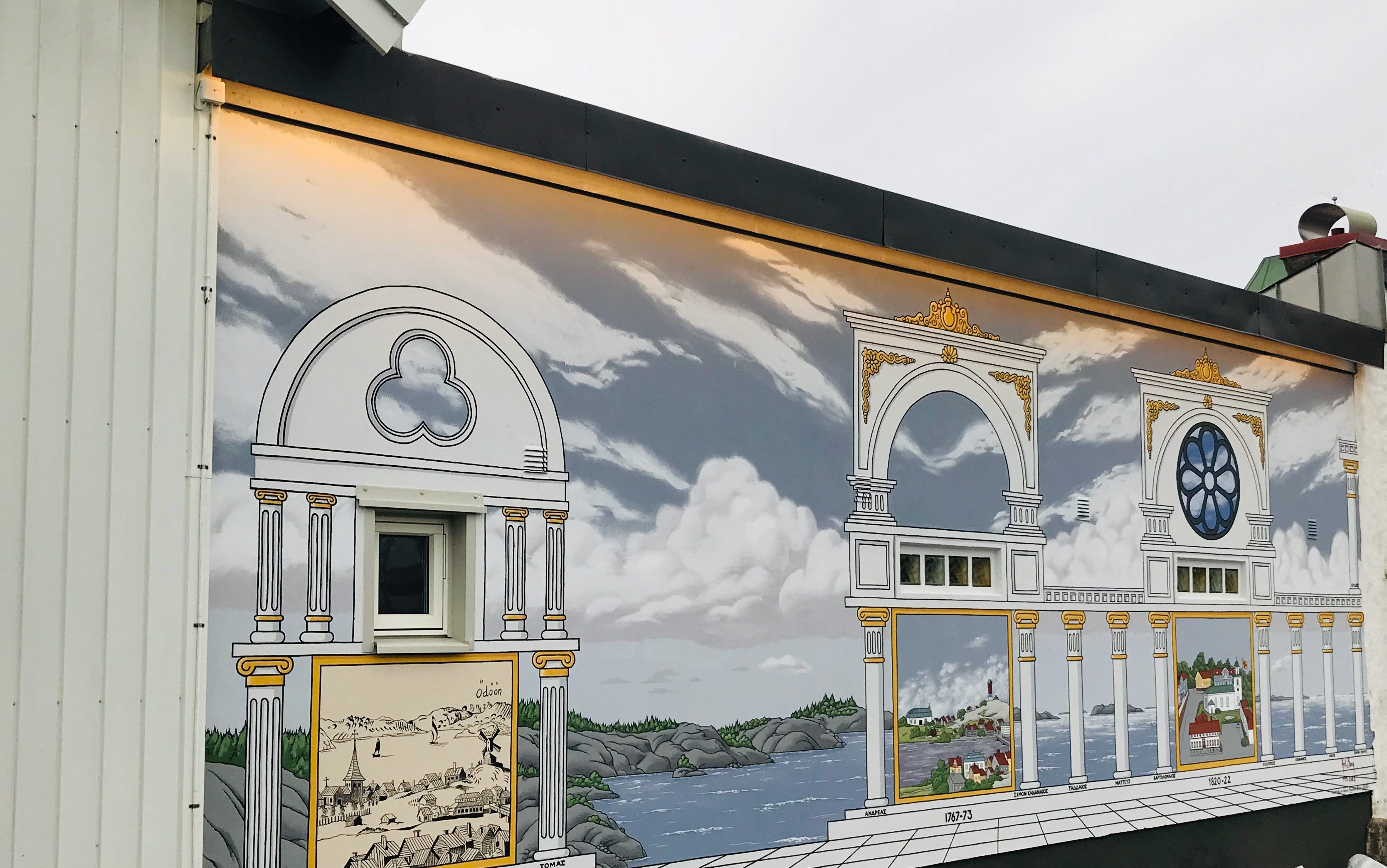 Väggmålning på en brandvägg som visra kyrkans historia