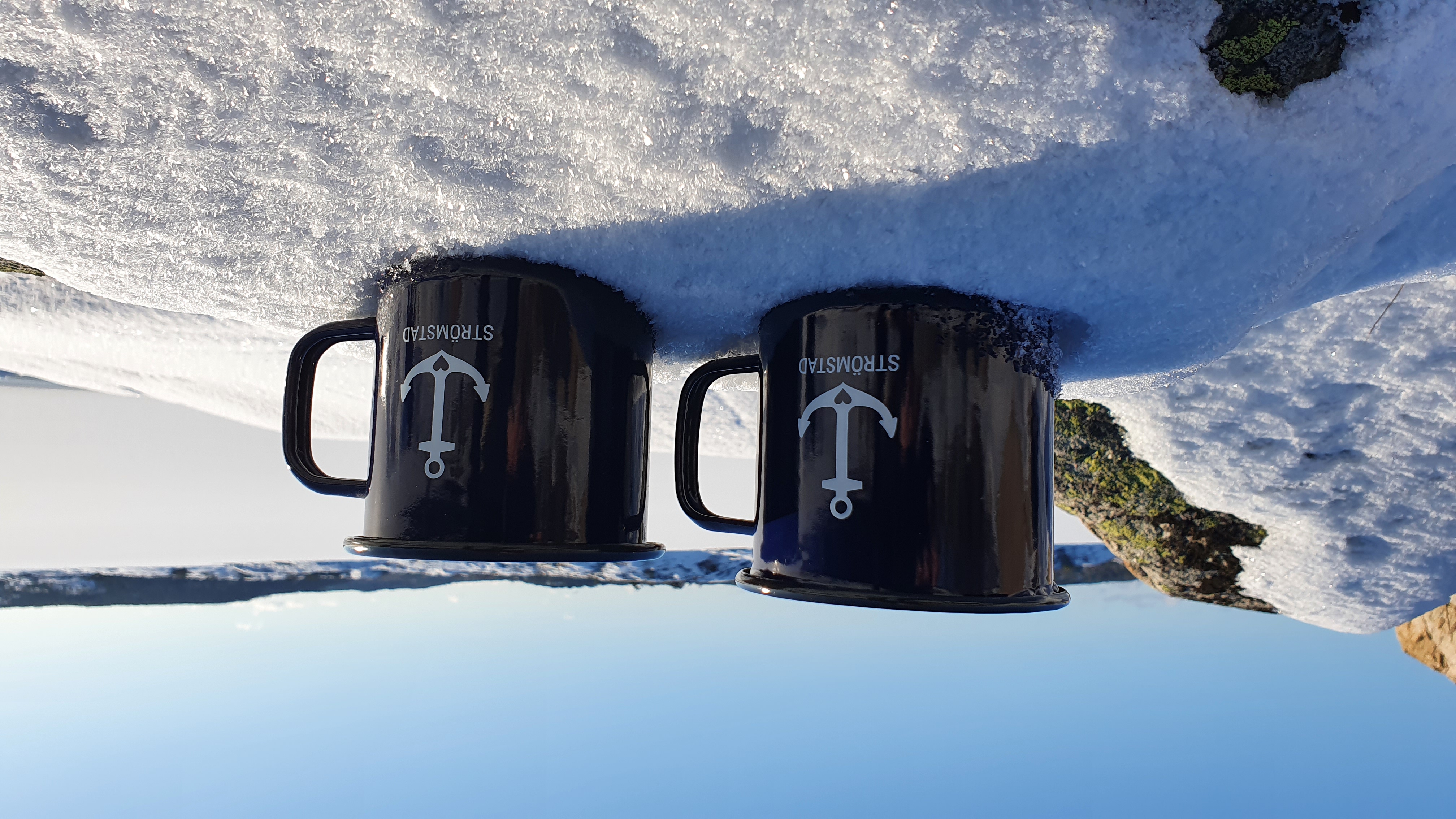 Emaljmuggar, blåa med text Strömstad och ankare