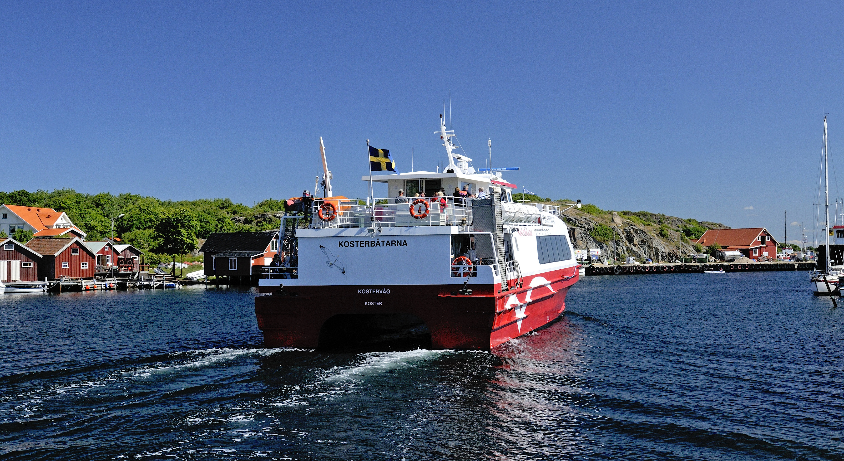 Kosterbåten åker igenom Kostersundet, vilket är det sund som går emellan Nord- och Sydkoster. 