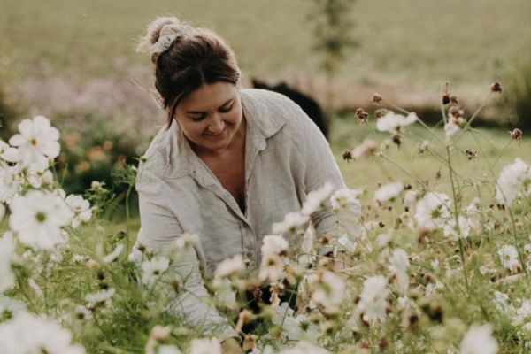 Kvinna i blomsteräng