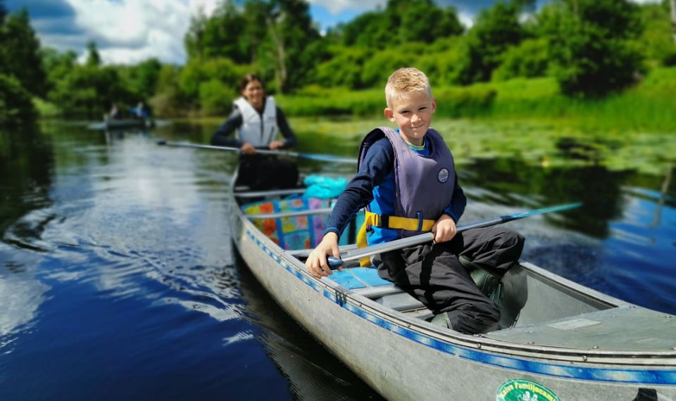 Barn som paddlar kanot