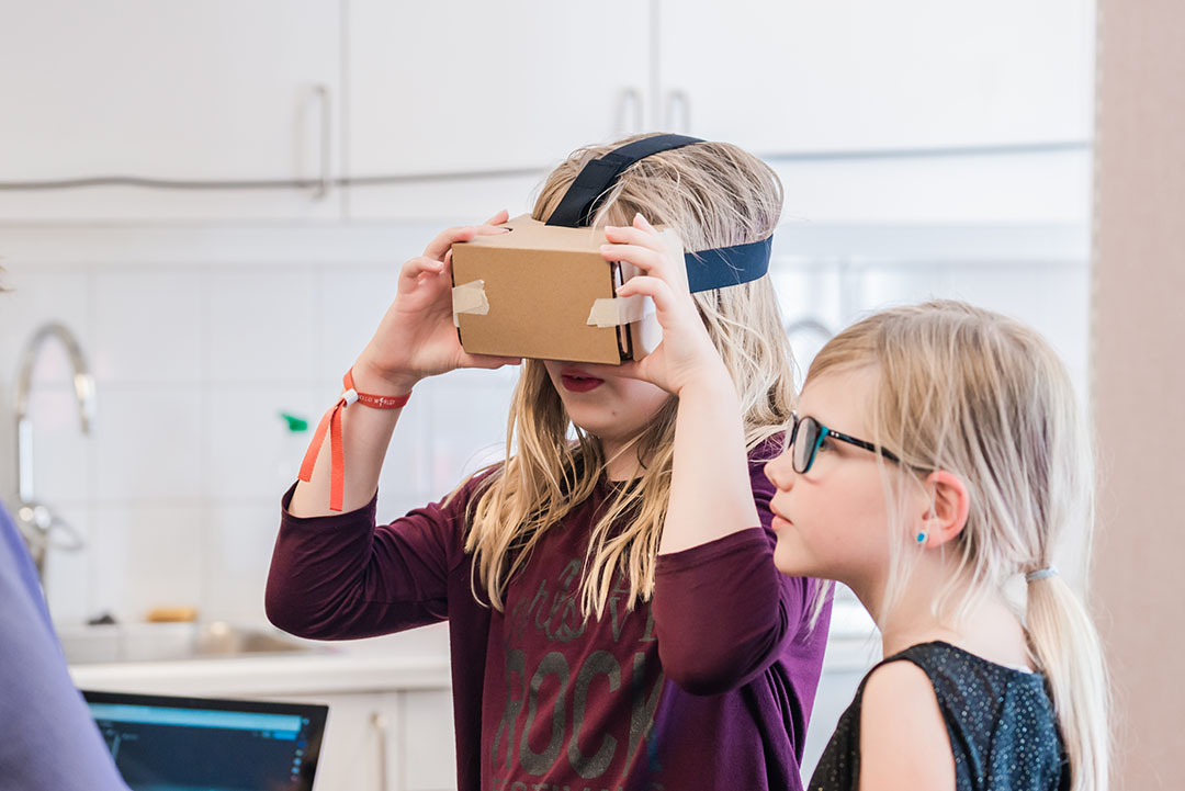 Två tjejer som använder ett VR-headset