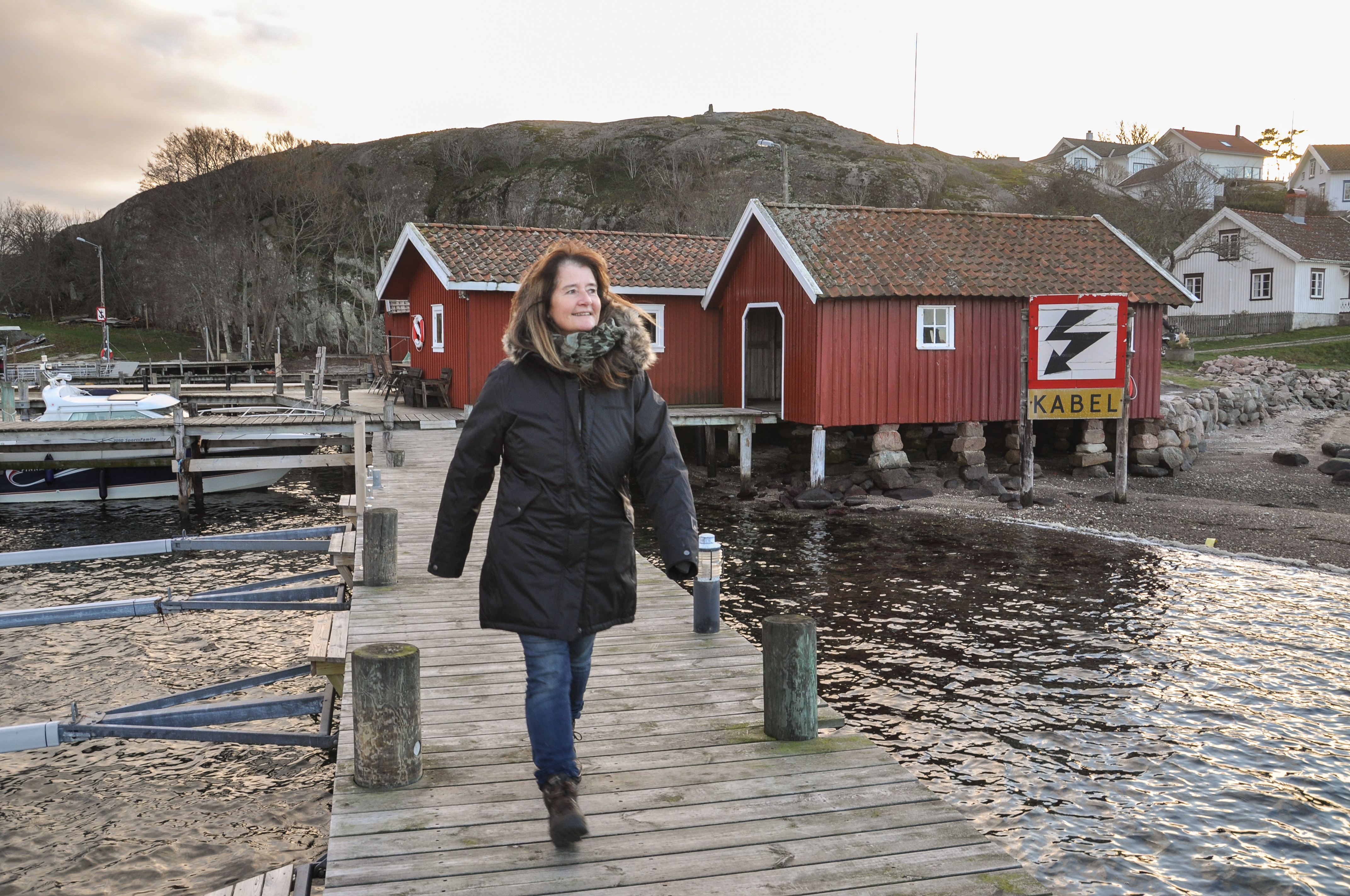 Woman_walks_at_a_bridge_of_Kalvö_Hamburgsund