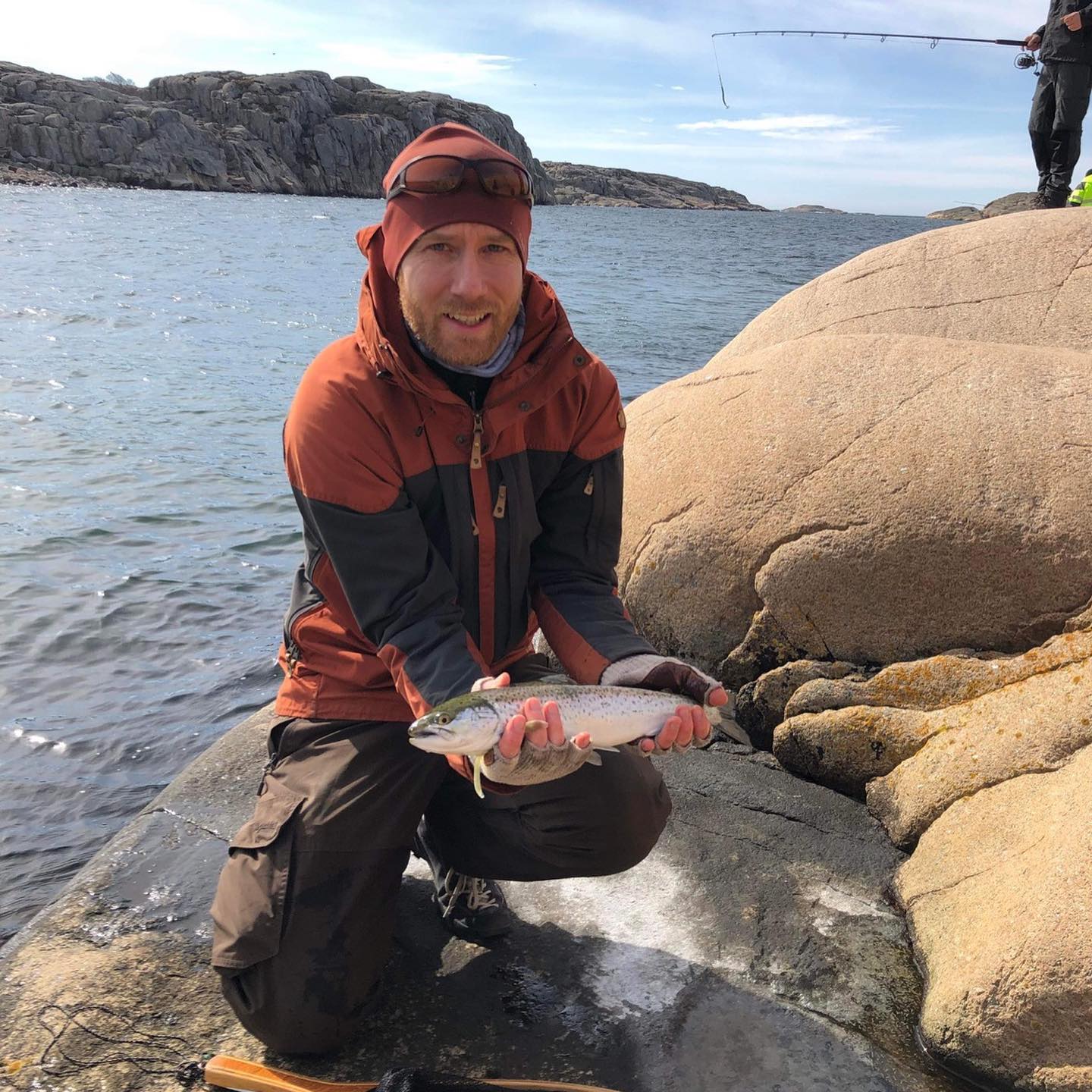 Fiskeguiden håller i en nyfångad havsöring