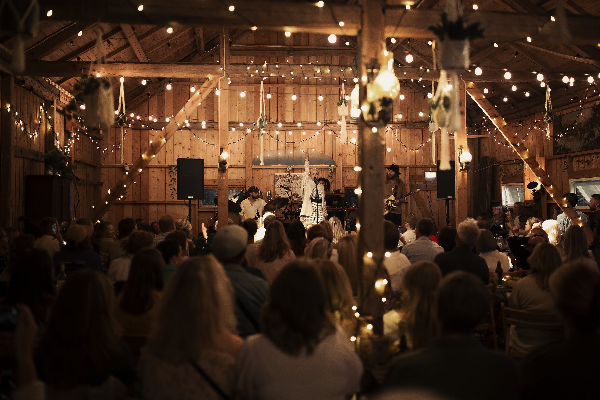 Monkan rock hands up