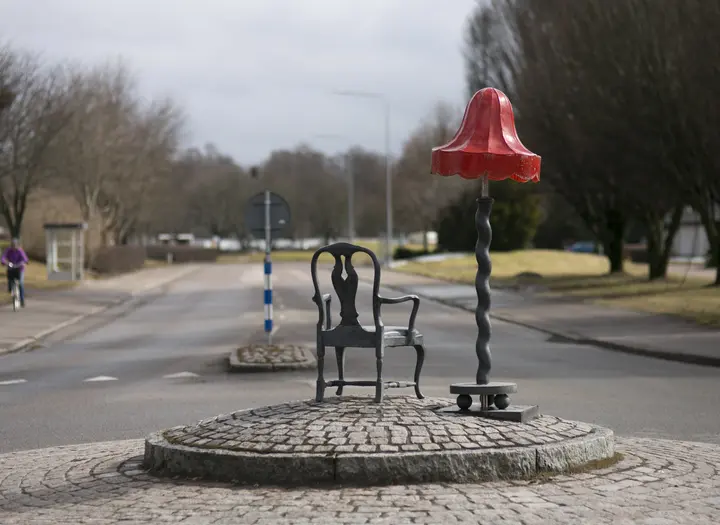 Rokokostol och 20-talslampa