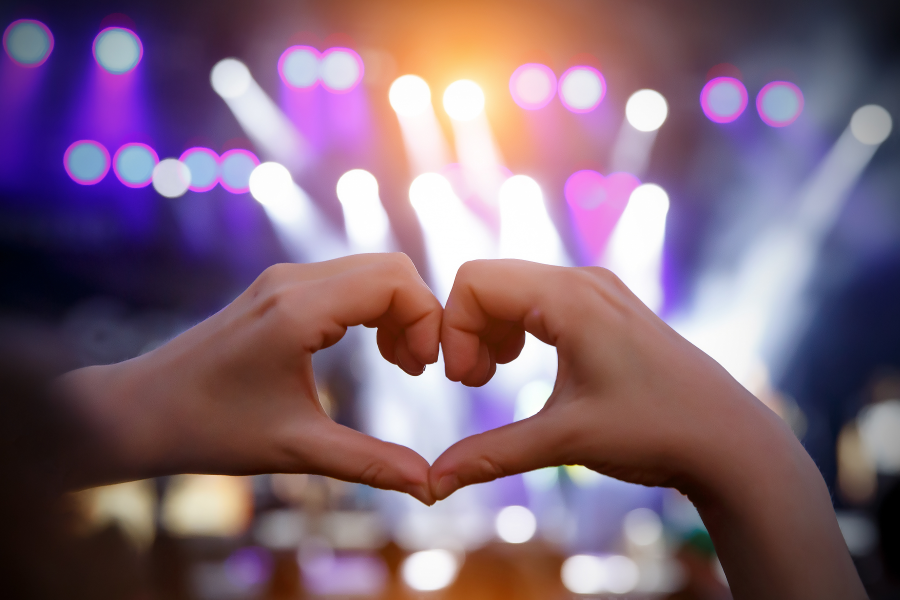 Två händer som bildar ett hjärta på ett evenemang