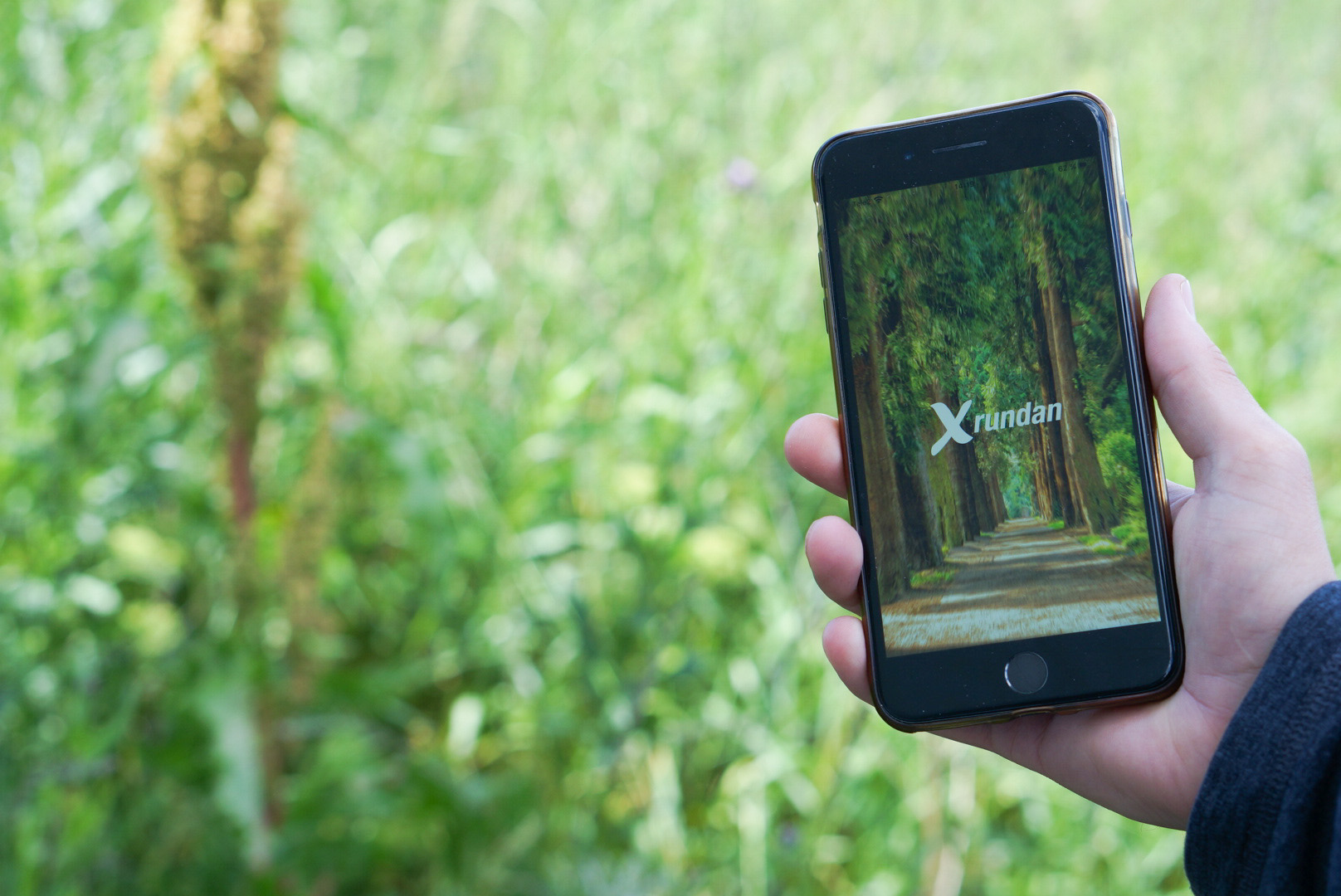 Mobiltelefon som visar upp Xrundan, digital Rankåspromenad