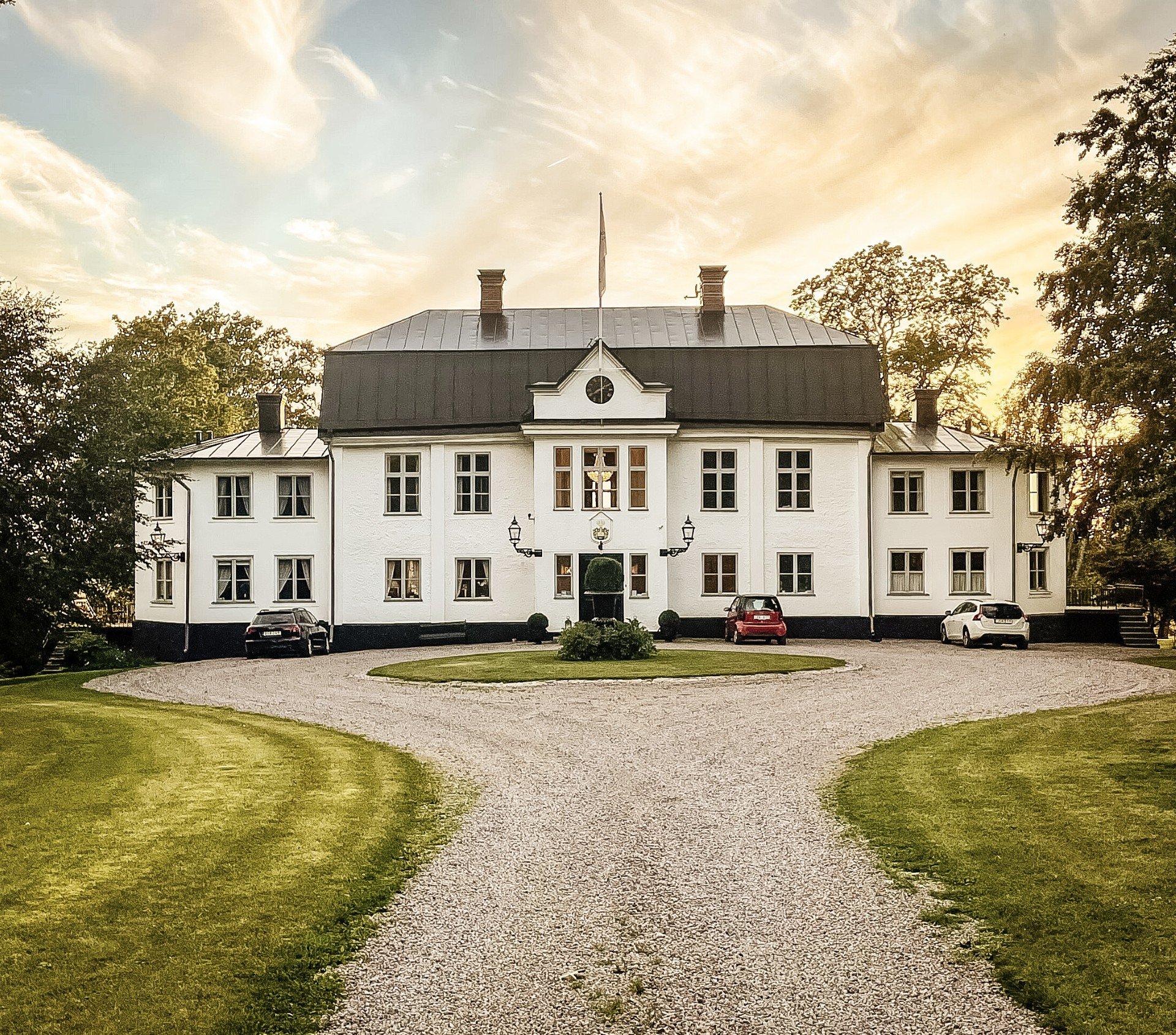 En vit herrgård i lantlig miljö