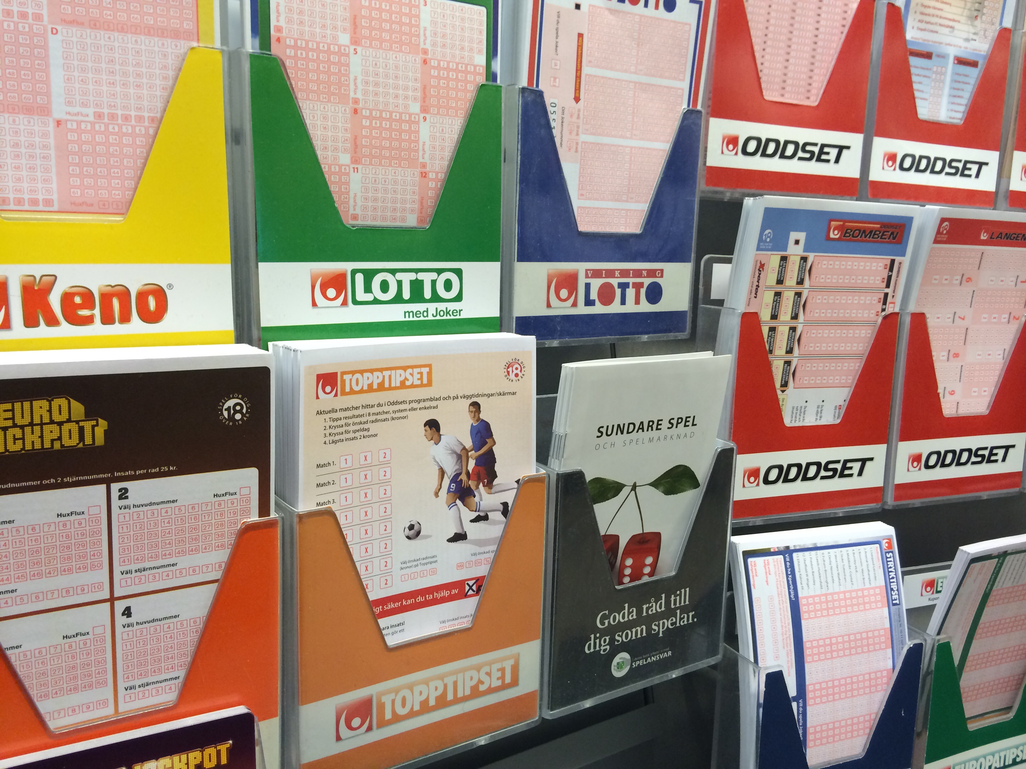 Flera olika spelkuponger uppsatta på en vägg.