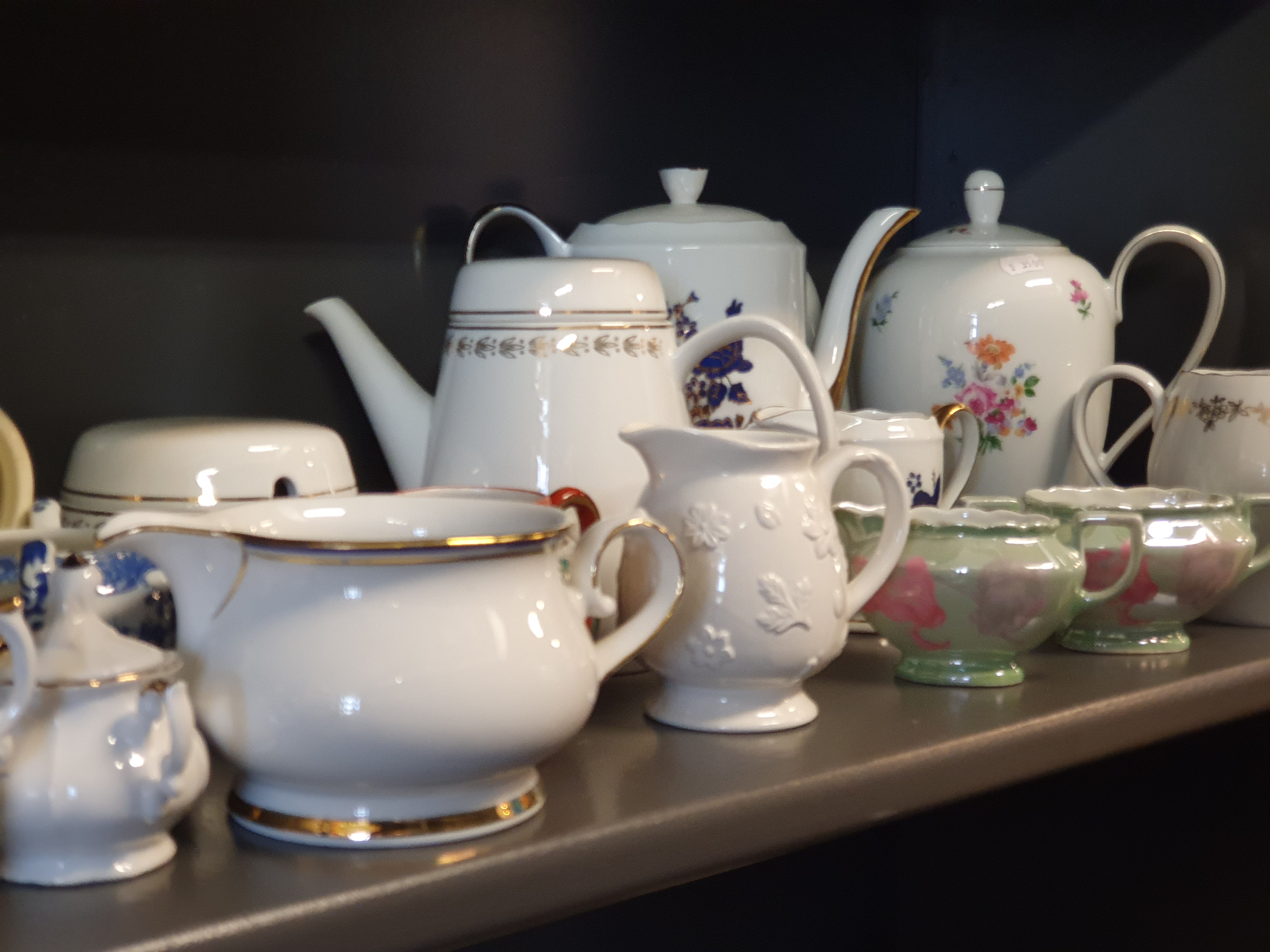 Porslin från second hand butik i Tidaholm.