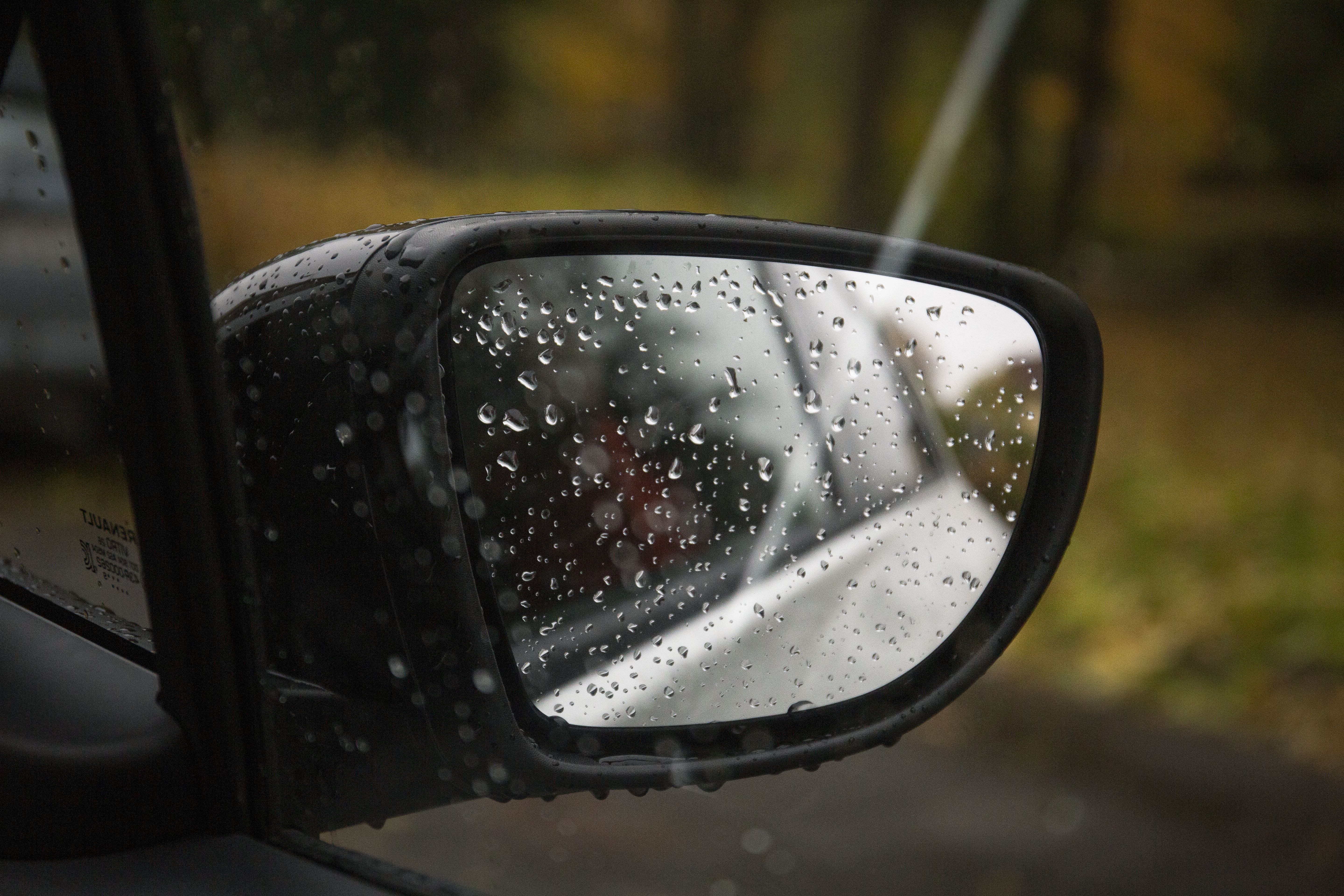 Backspegel på bil en regnig dag.