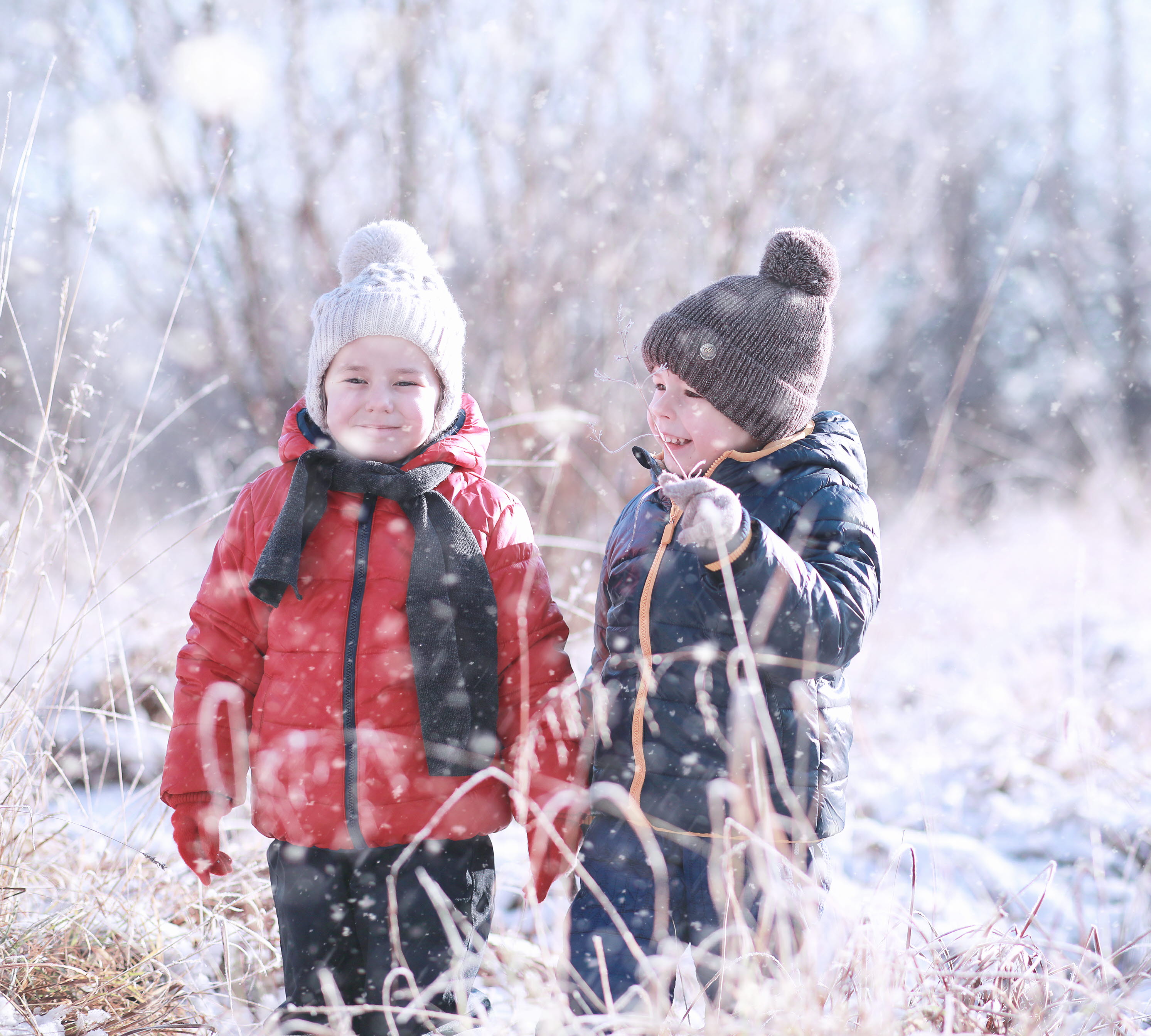 Barn på äventyr på snöig åker