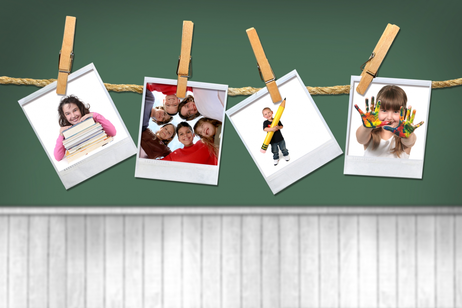 Fyra kort som hänger på en klädlina fastsatt med klädnypor.