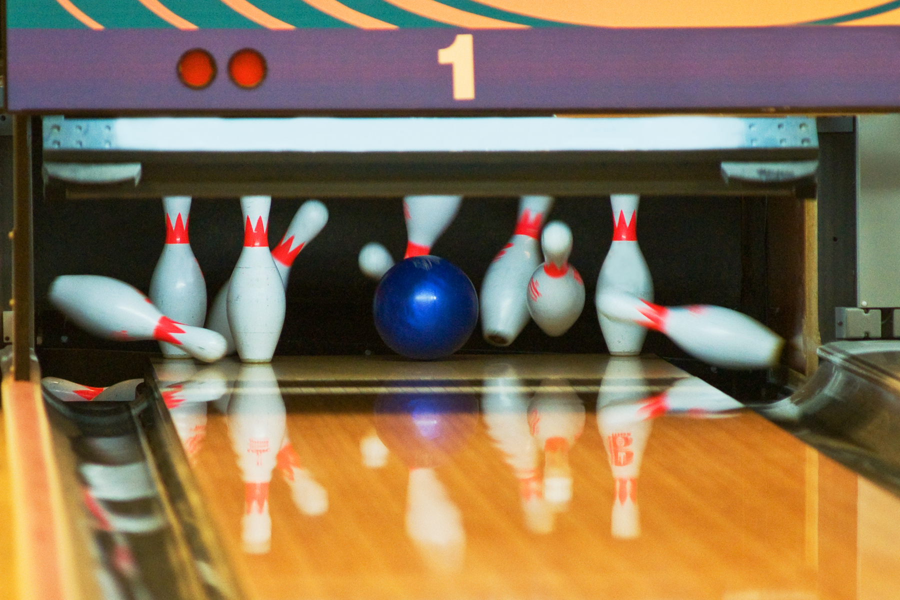 Bowlingkäglor som rasar 