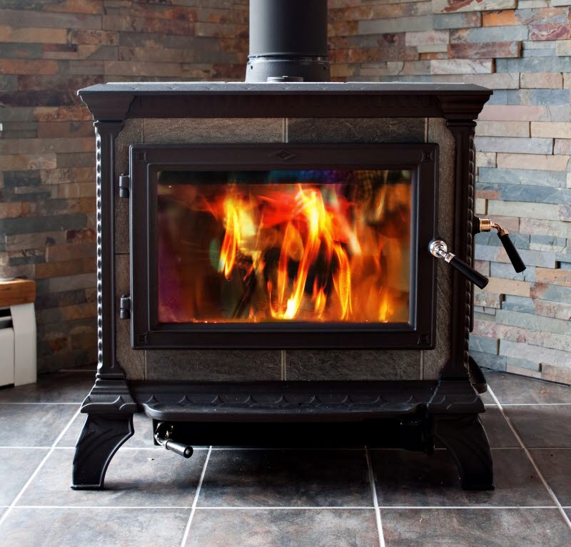 Brinner i en braskamin.