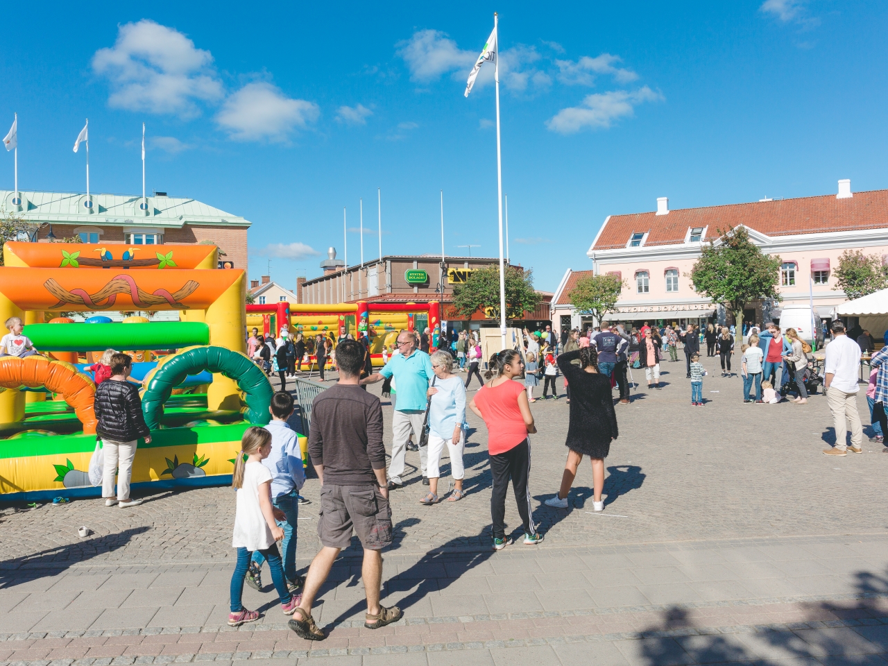 Familjer på Gamla Torget i Tidaholm en sommardag.