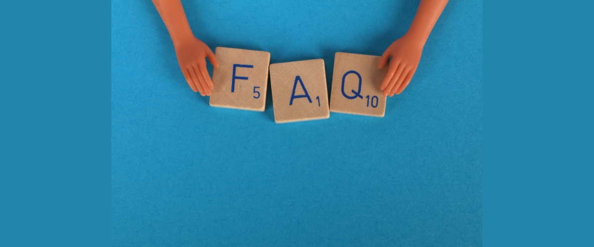 Tre trätärningar som det står bokstav F, A och Q med blå bakgrund.