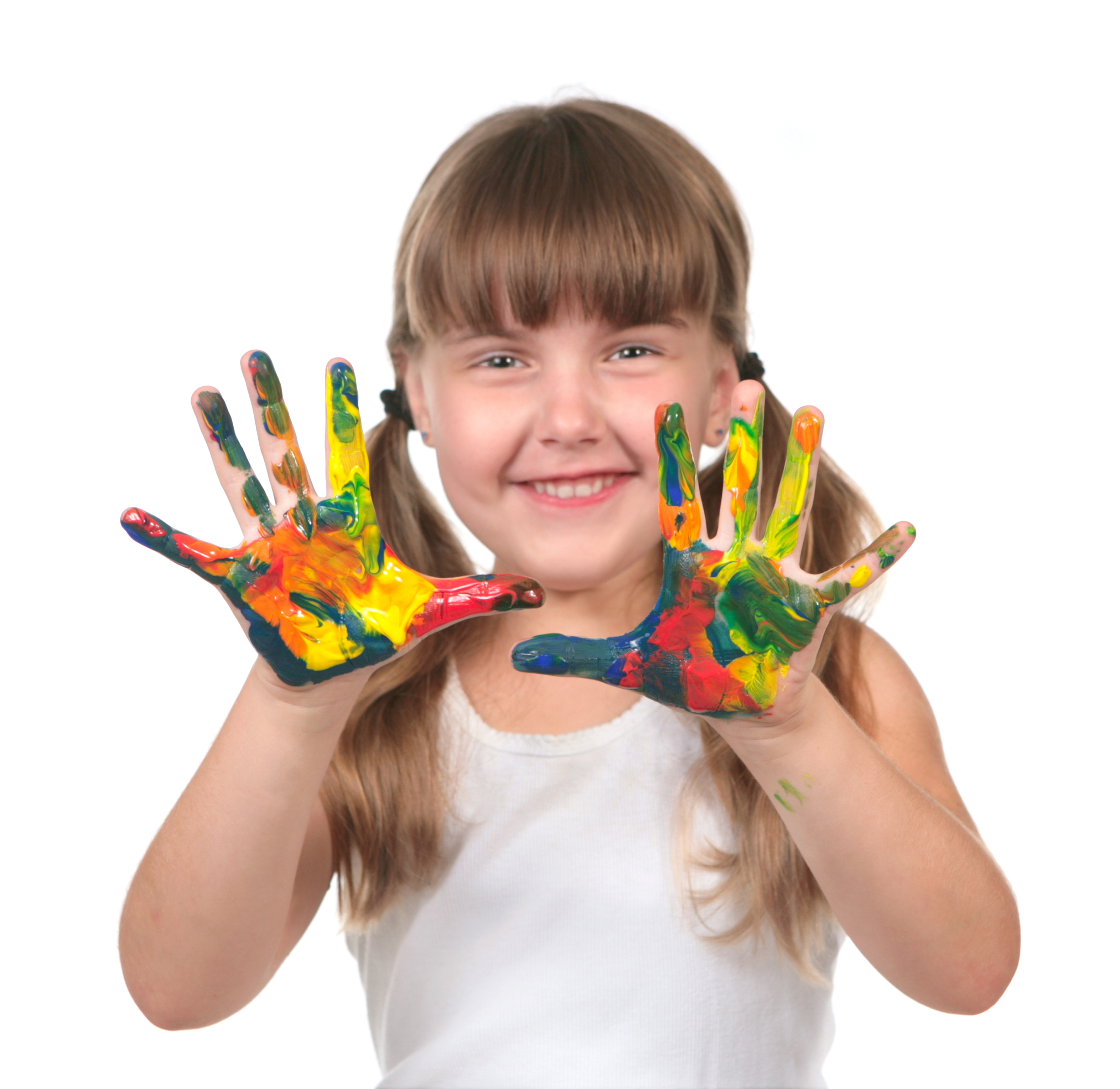 En flicka med olika målarfärger på händerna.