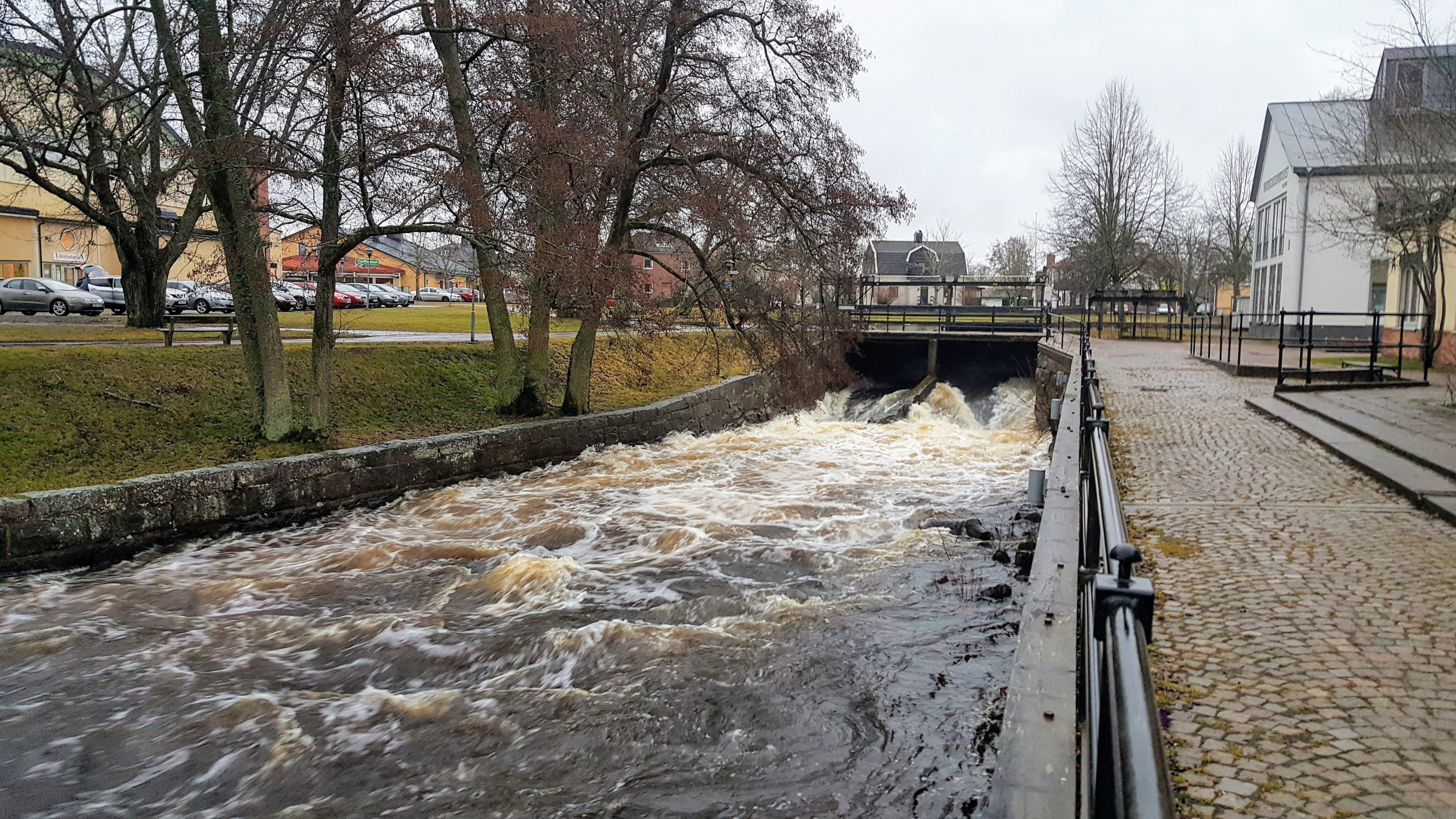 Ån Tidans vatten forsar mellan Idrottshistoriska museet och Rudbecksgymnasiet