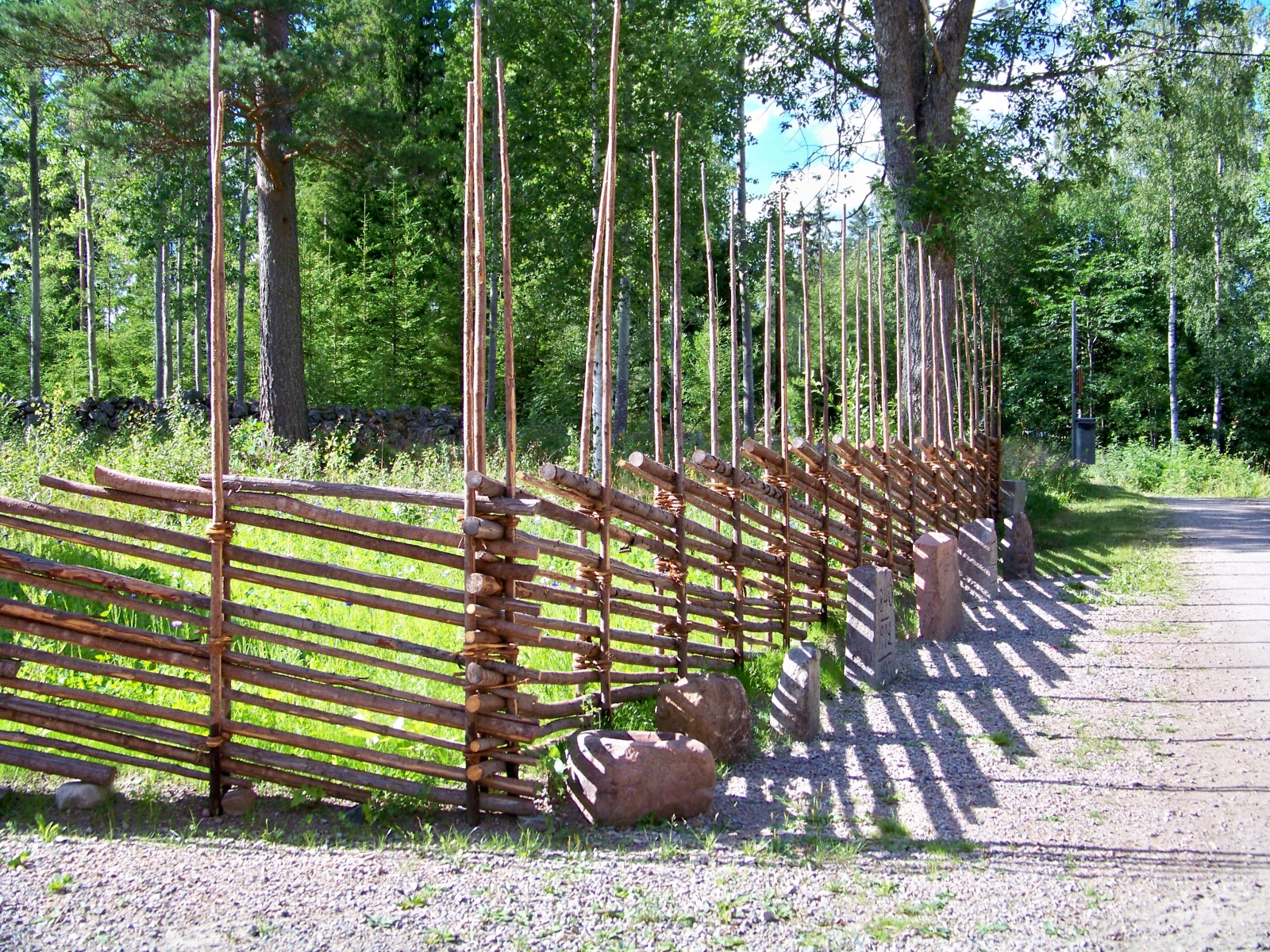 Gärsgårdstaket med skog i bakgrunden.